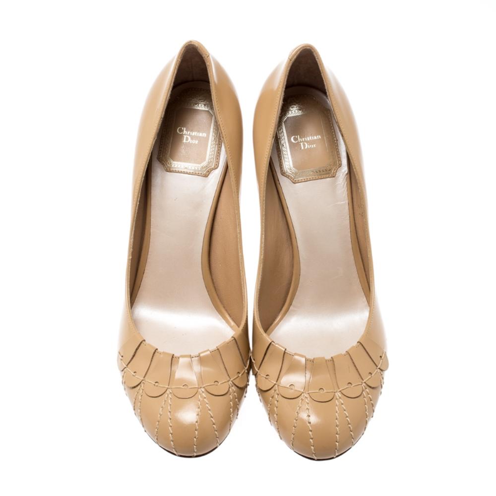 This pair of stunning Serpent pumps by Dior is the epitome of sophistication. They come made from leather in an understated beige hue and designed with round toes and 9 cm high heels. This pair of pumps is sure to get adorn you with