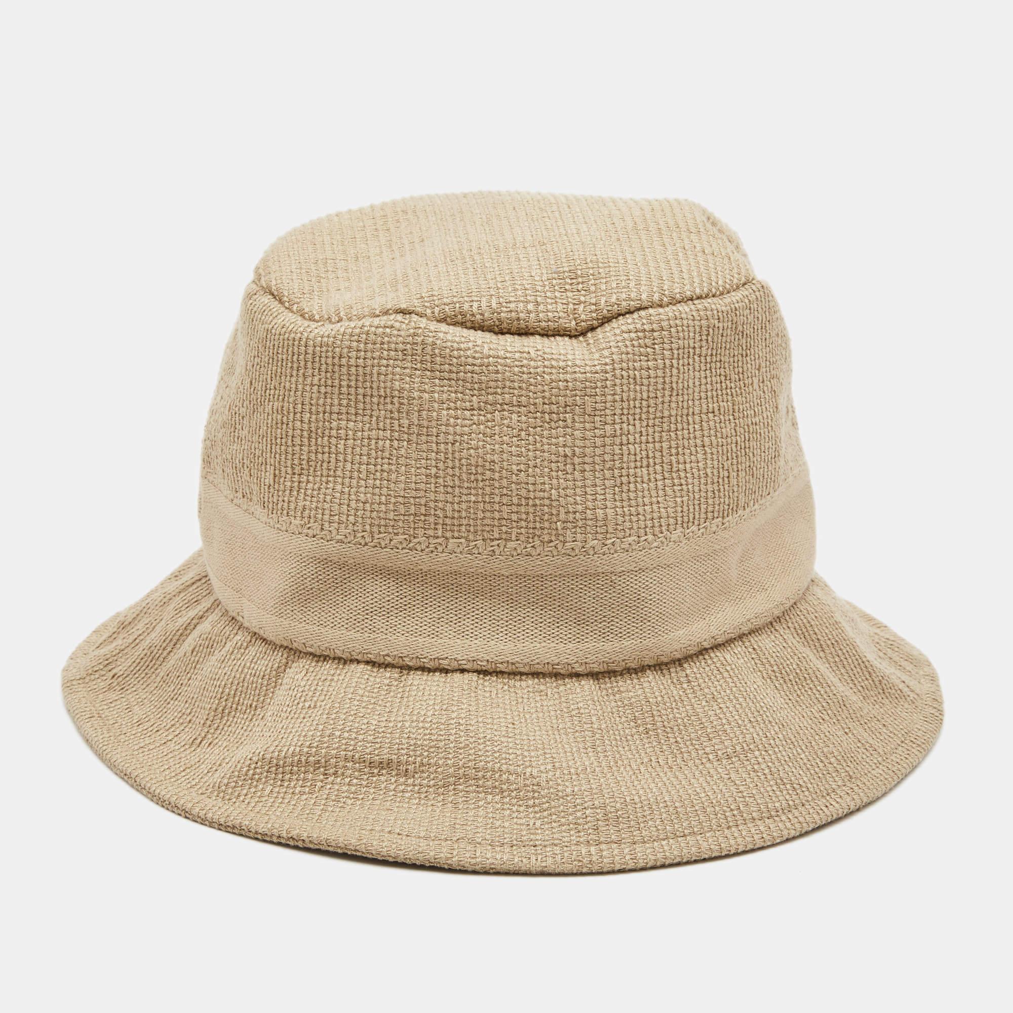Head out looking totally trendy and chic with this bucket hat from the House of Dior. It has been made using beige cotton, thus making it the perfect summer accessory. The brand logo is placed on the front.

