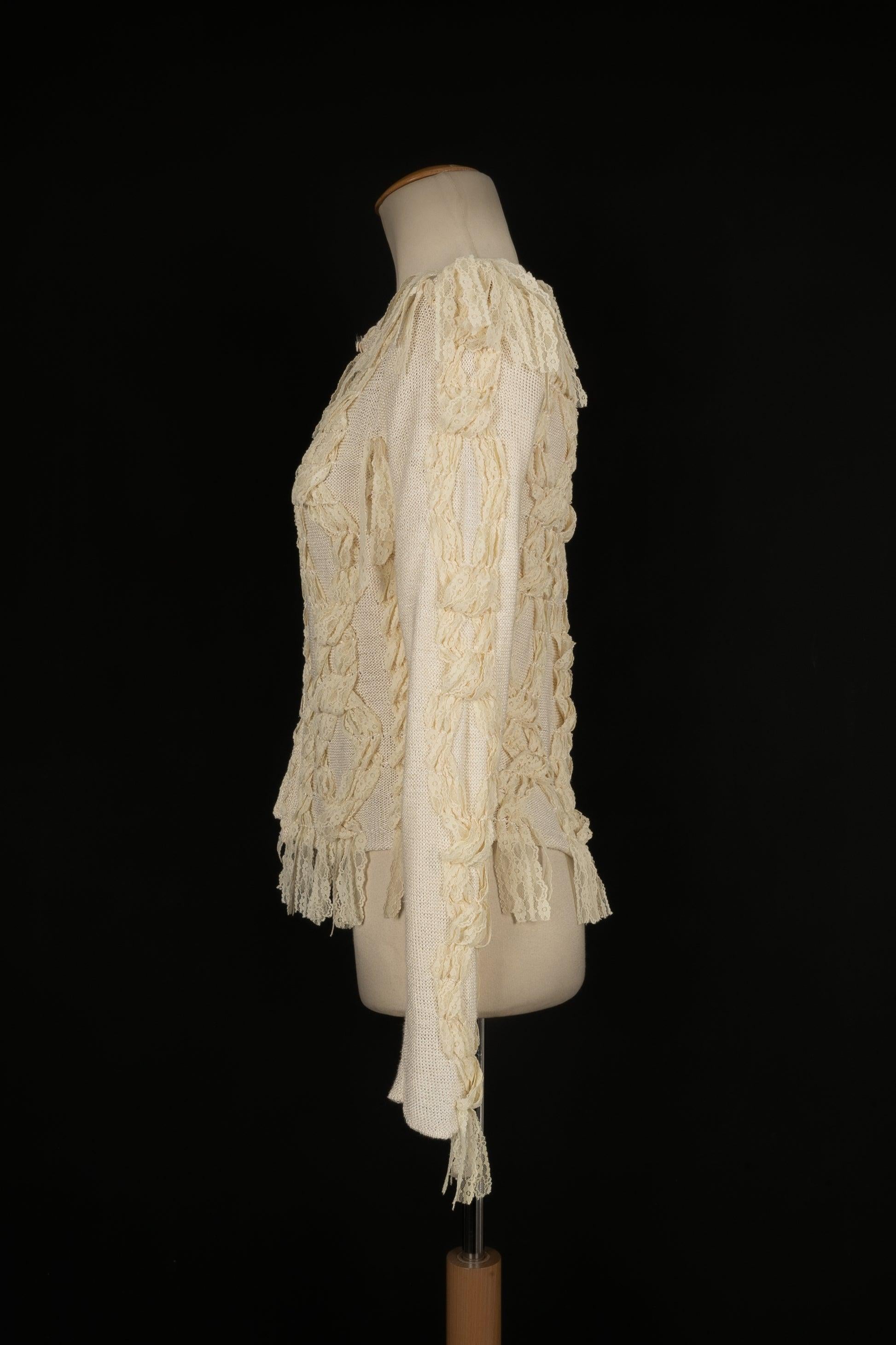 Dior- (Made in France) Beige mesh cardigan with lace. No size nor composition label, it fits a 36FR.

Additional information:
Condition: Very good condition
Dimensions: Shoulder width: 41 cm - Sleeve length: 60 cm

Seller Reference: FV231
