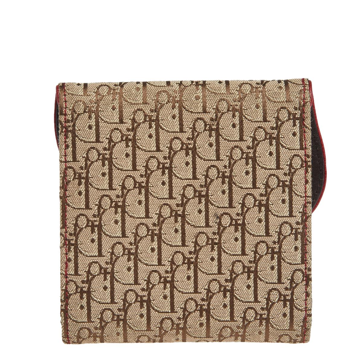 Coming from the House of Dior, this Rasta Saddle compact wallet is a cute accessory you need to own now! It is designed using beige Oblique canvas, with a D charm embellishing the front. It accommodates a neat nylon-leather interior and shows