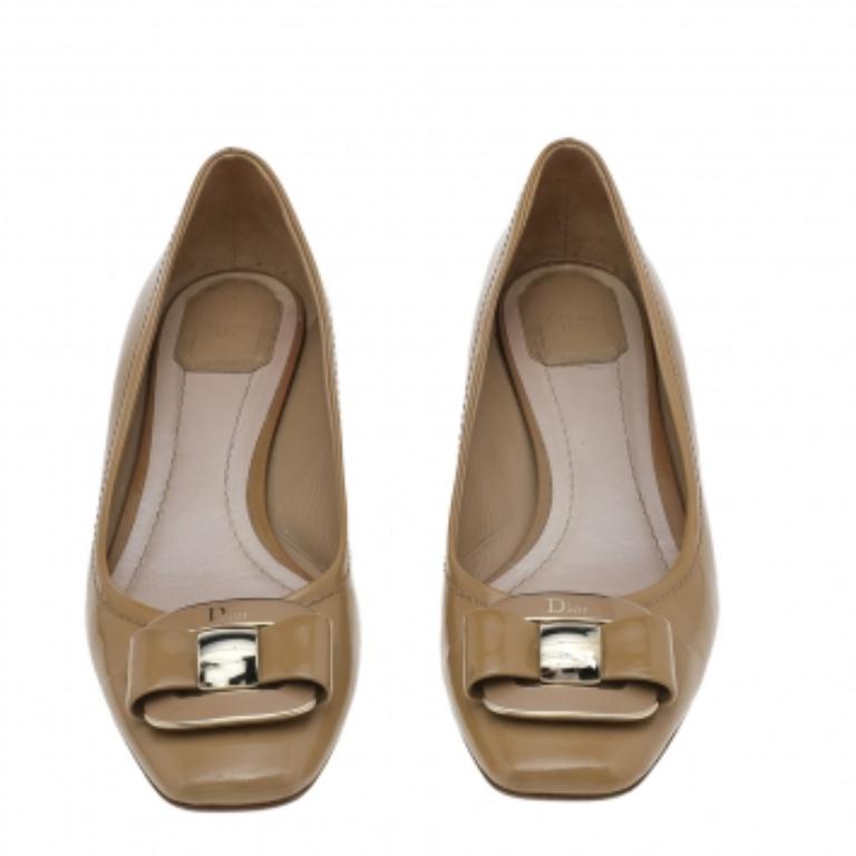 De las mujeres Bailarinas de charol beige Dior talla 40 en venta
