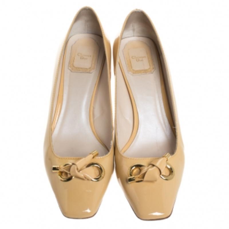 Dior Beige Lackleder Schleife Detail Square Toe Pumps Größe 39 im Zustand „Gut“ im Angebot in Dubai, Al Qouz 2