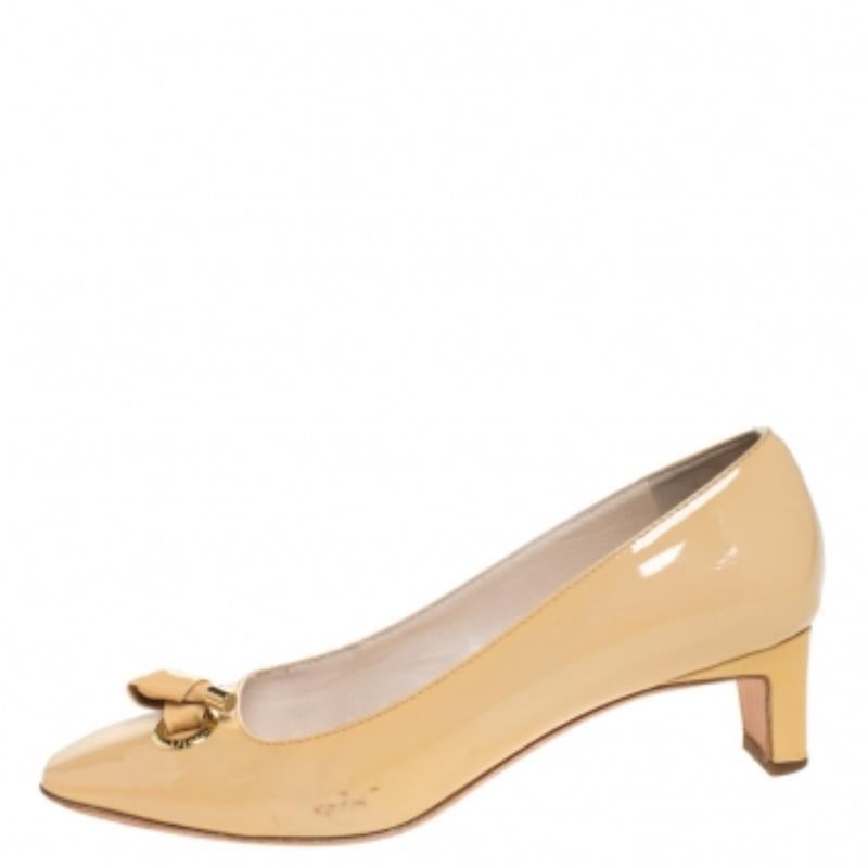 Dior Beige Lackleder Schleife Detail Square Toe Pumps Größe 39 im Angebot