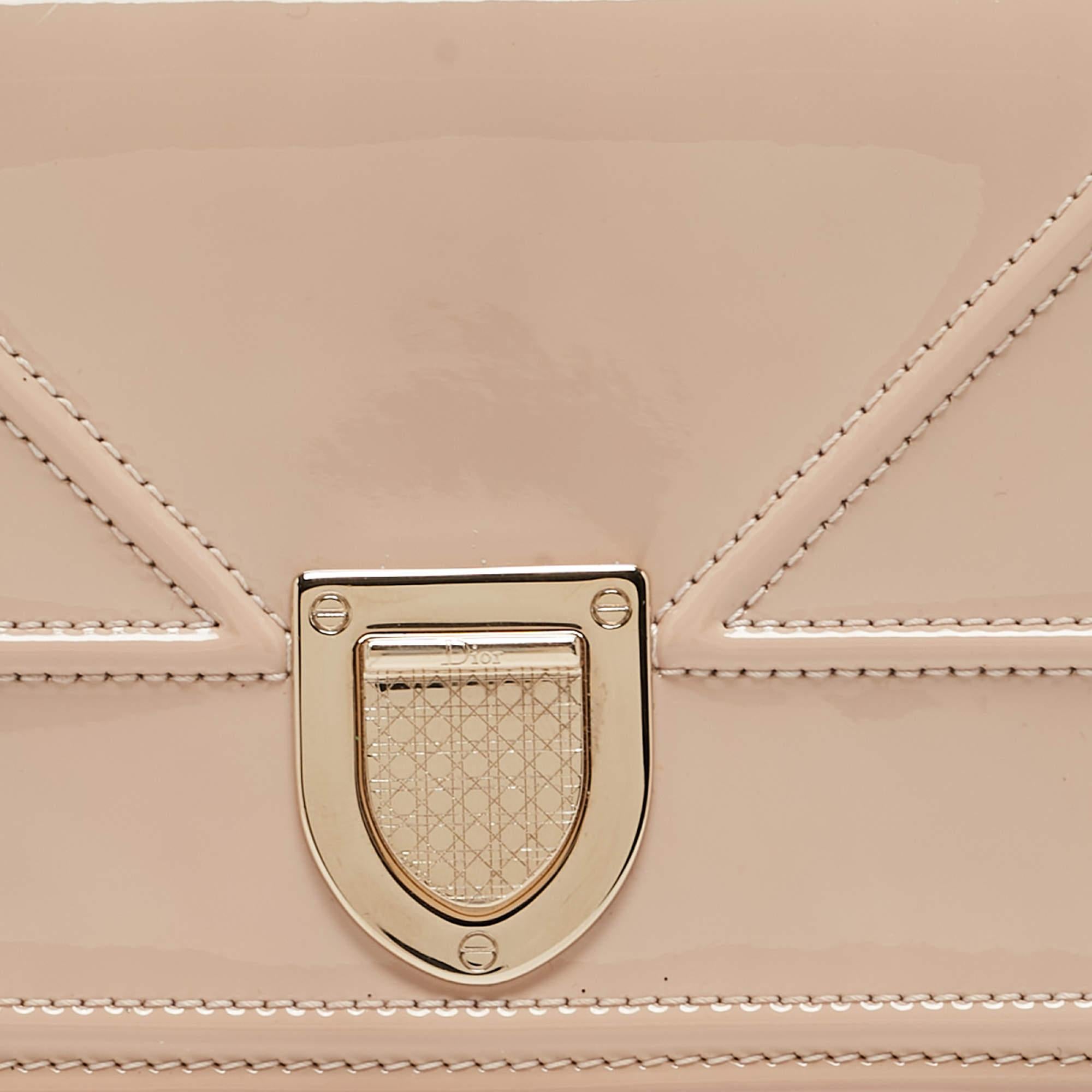 Diorama Brieftasche aus beigem Lackleder an Kette von Dior im Angebot 6