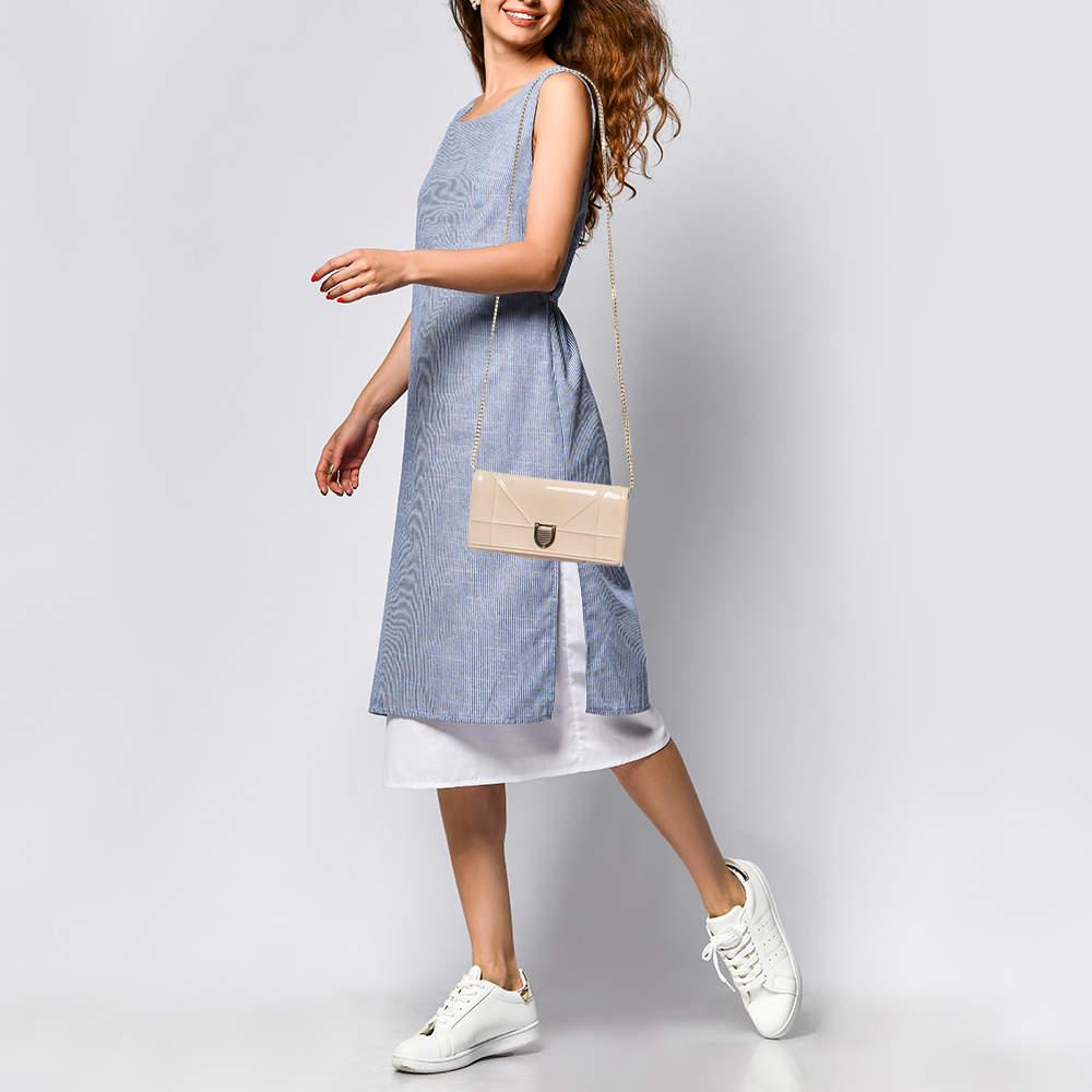 Diorama Brieftasche aus beigem Lackleder an Kette von Dior im Angebot 7
