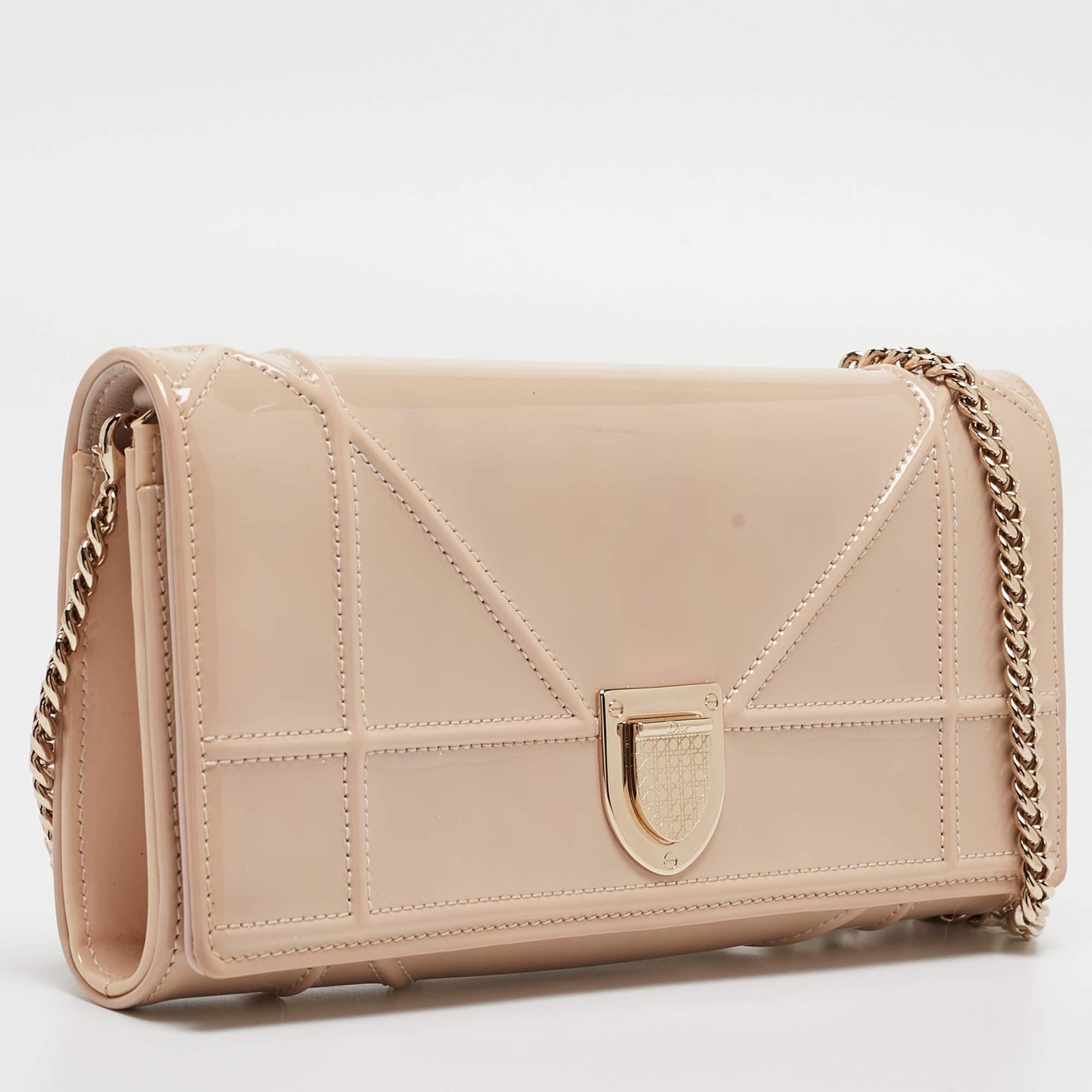 Diorama Brieftasche aus beigem Lackleder an Kette von Dior im Angebot 8