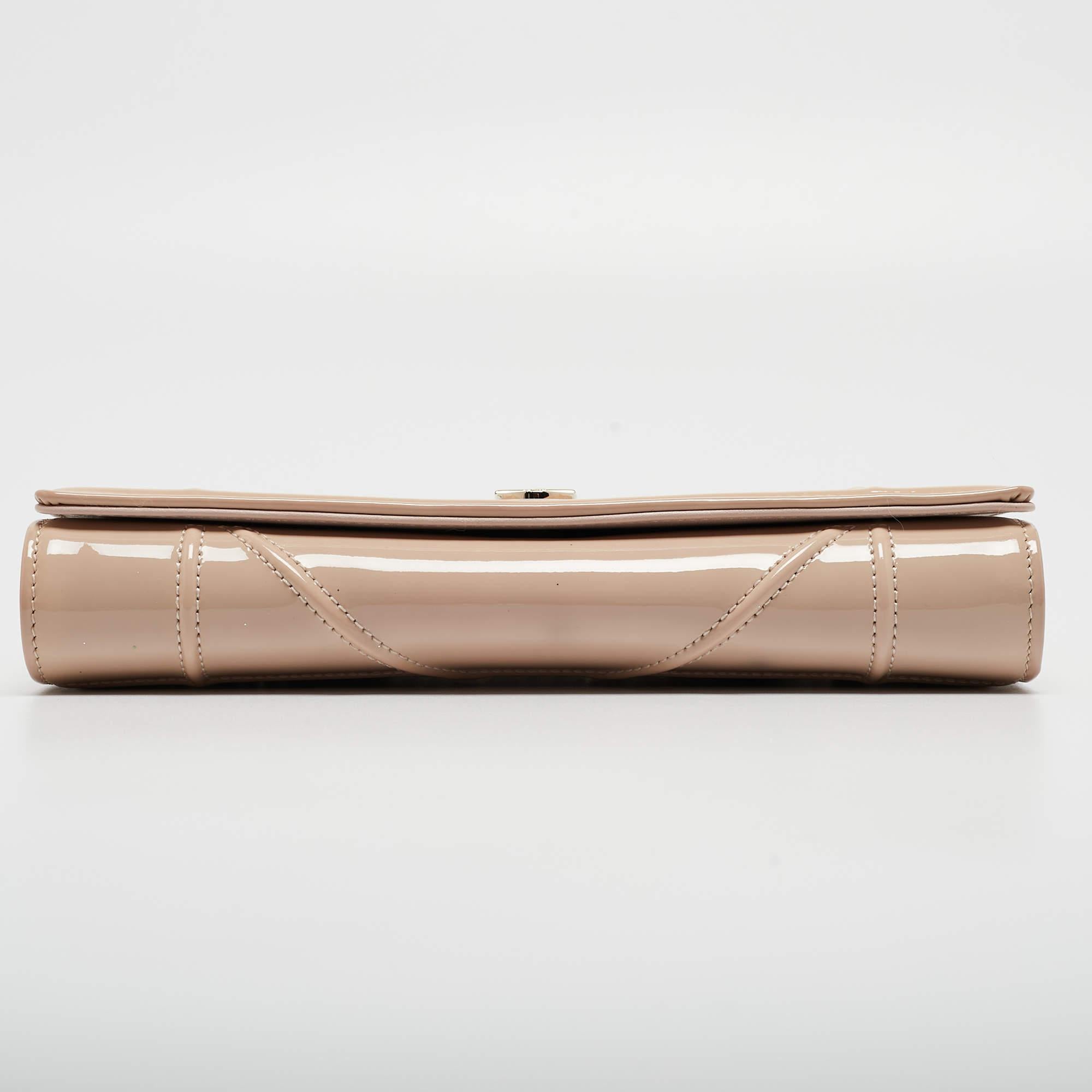 Dior - Portefeuille Diorama en cuir verni beige sur chaîne en vente 9