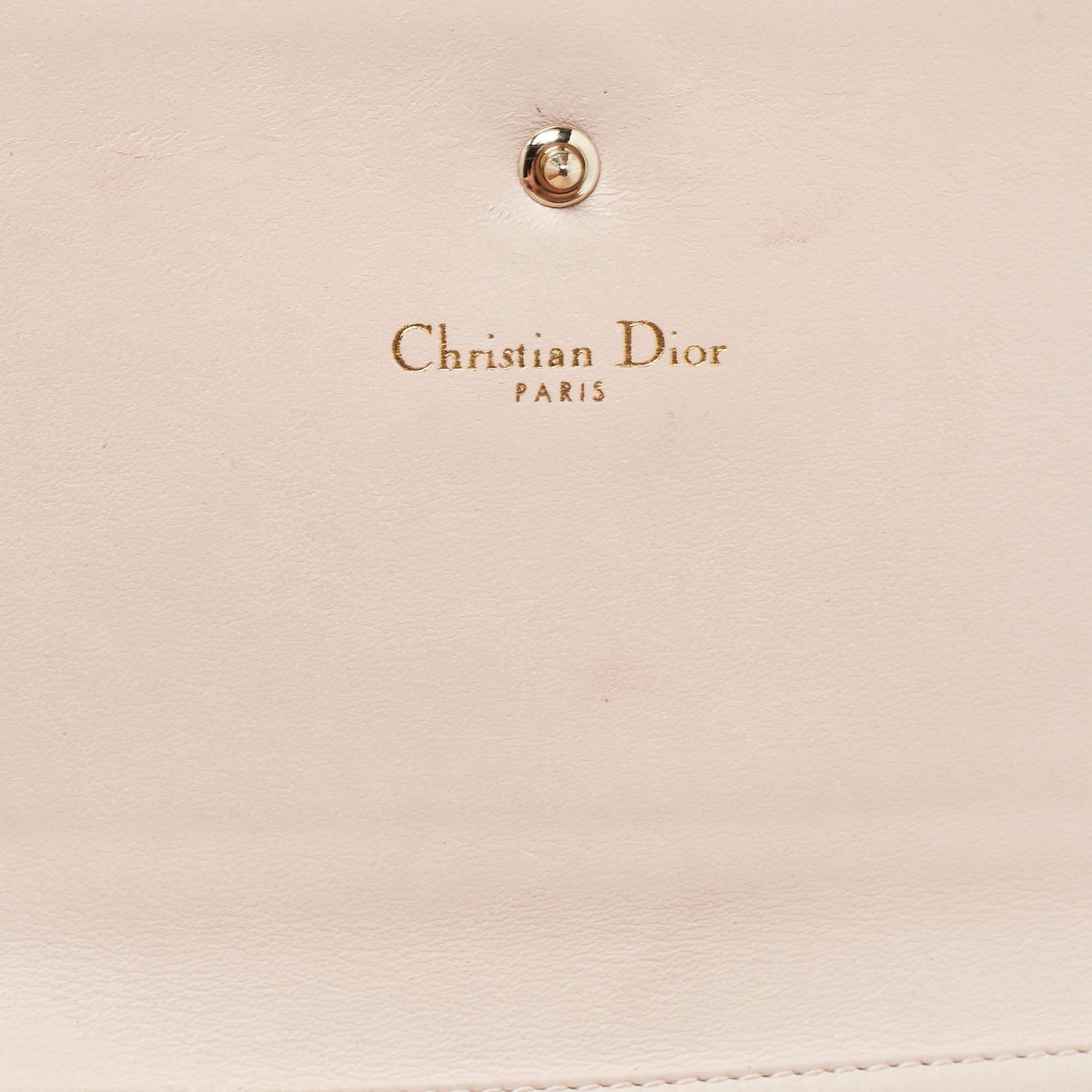 Dior Portefeuille Diorama en cuir verni beige sur chaîne en vente 9