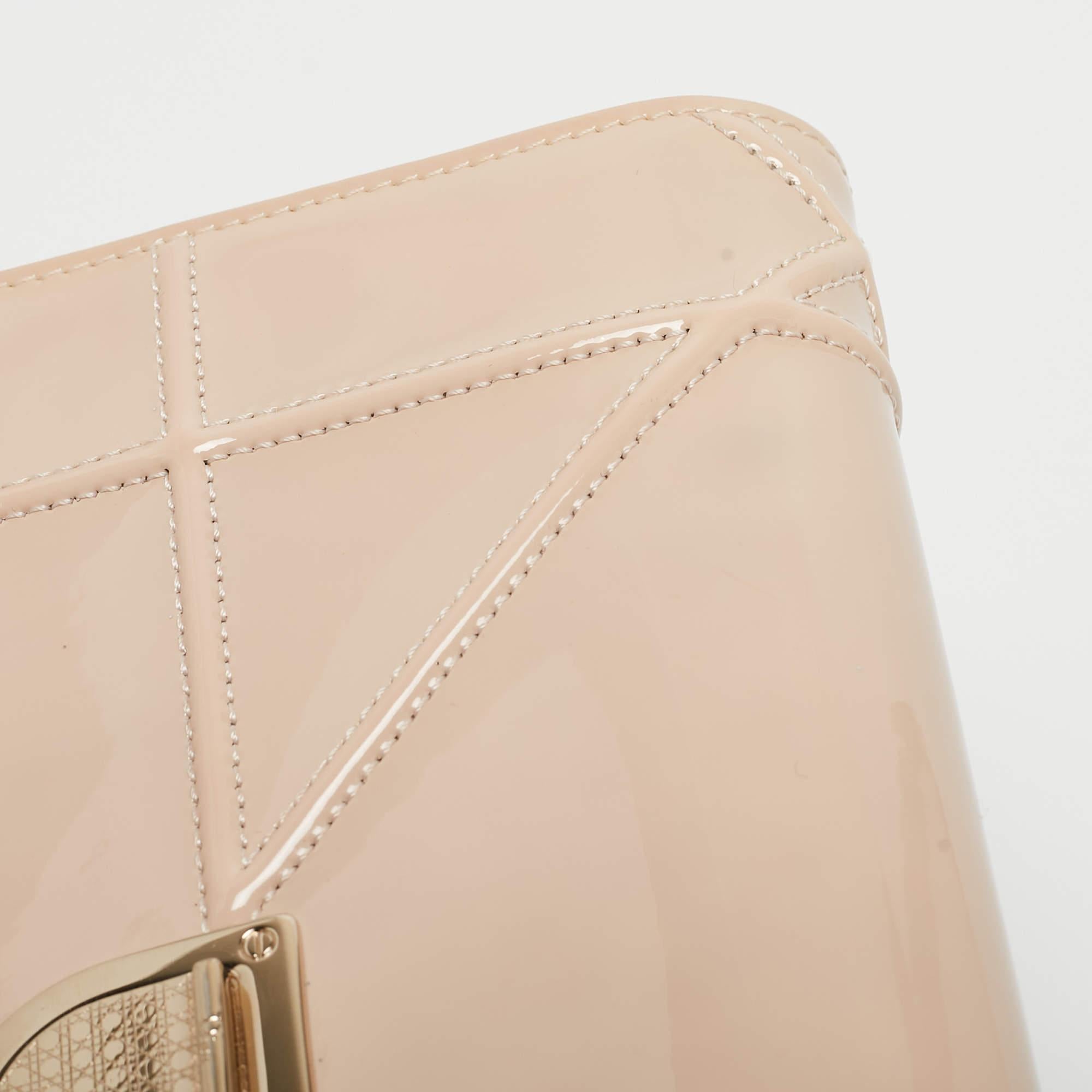 Diorama Brieftasche aus beigem Lackleder an Kette von Dior im Angebot 10
