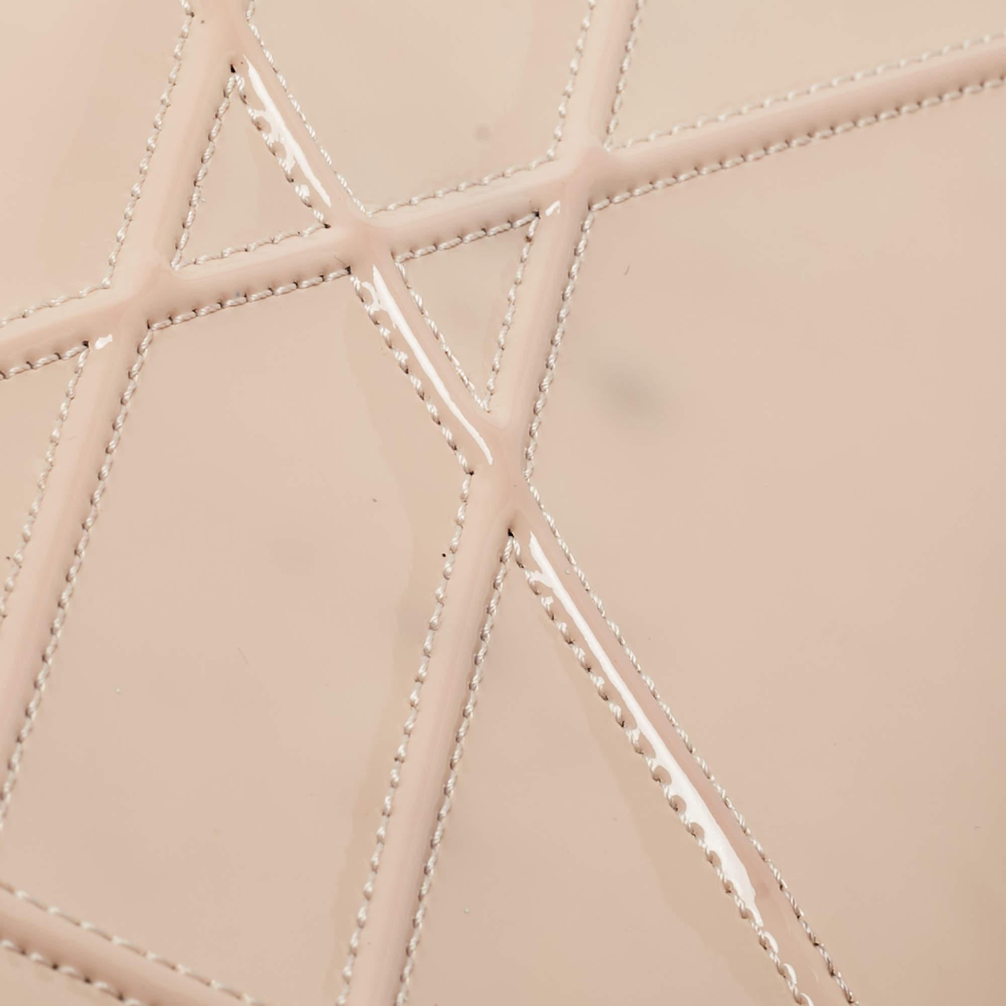 Diorama Brieftasche aus beigem Lackleder an Kette von Dior im Angebot 11