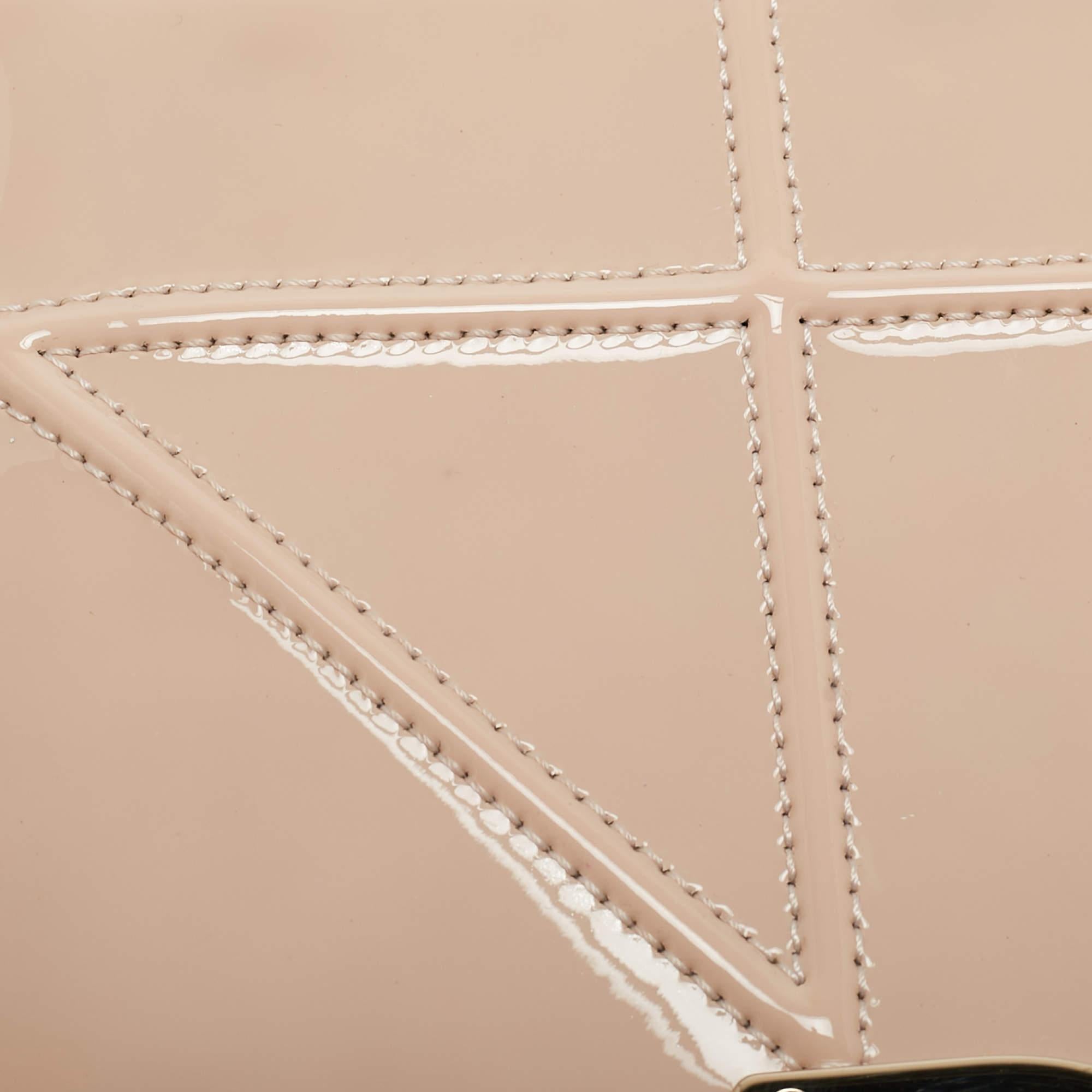 Dior - Portefeuille Diorama en cuir verni beige sur chaîne en vente 12