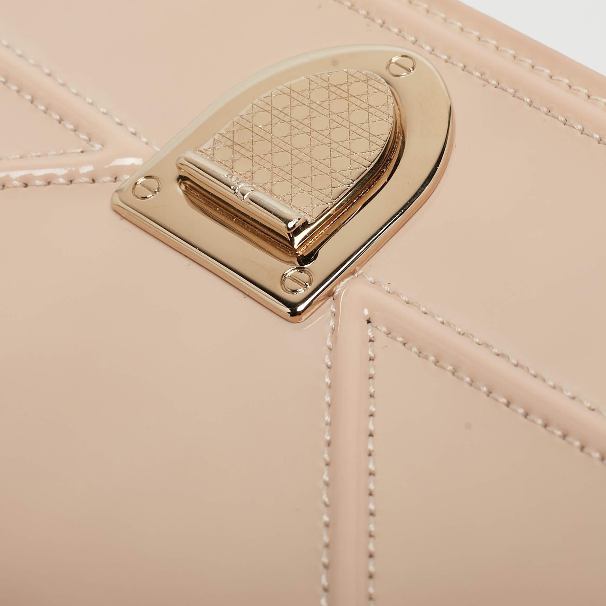 Dior - Portefeuille Diorama en cuir verni beige sur chaîne en vente 13