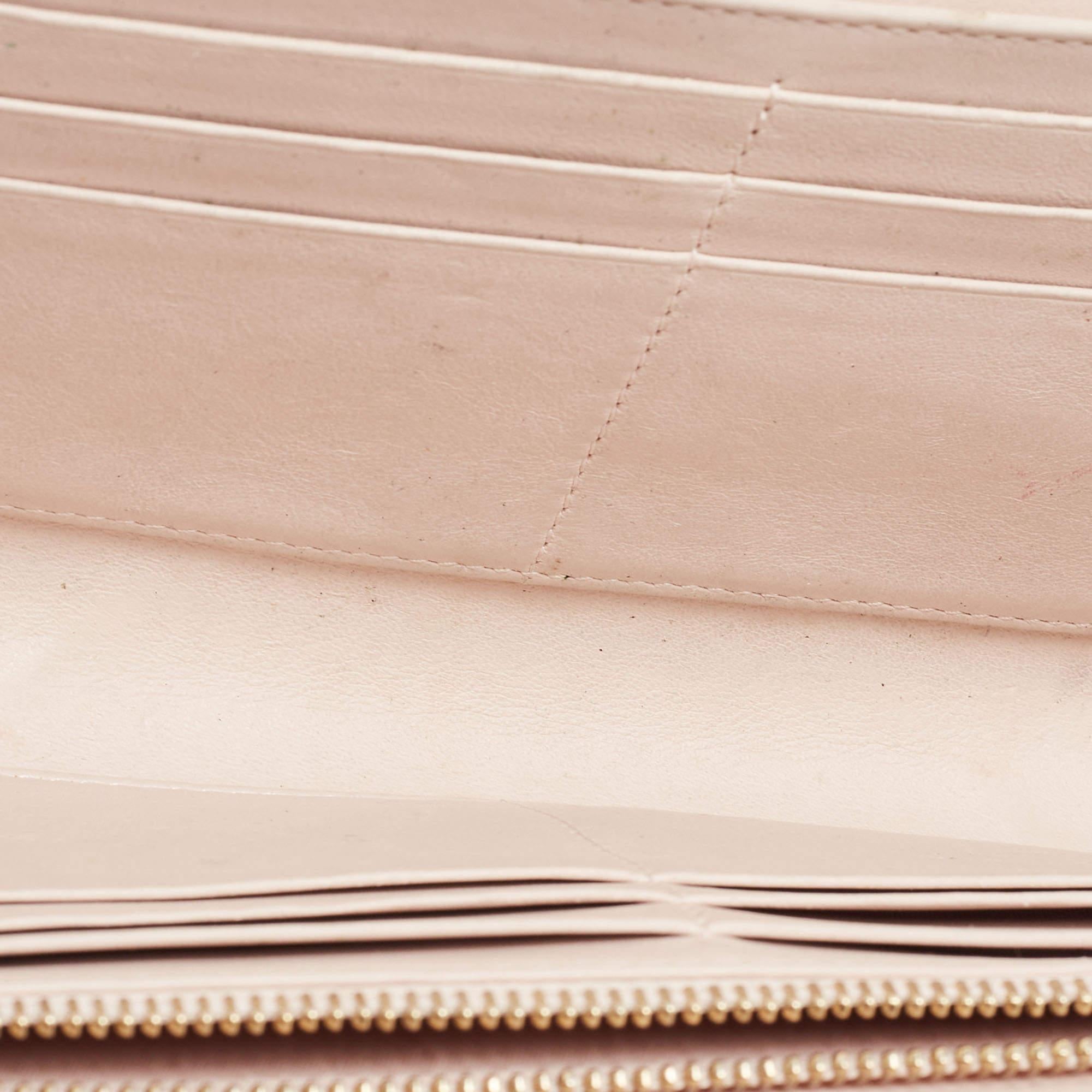 Dior Portefeuille Diorama en cuir verni beige sur chaîne en vente 13