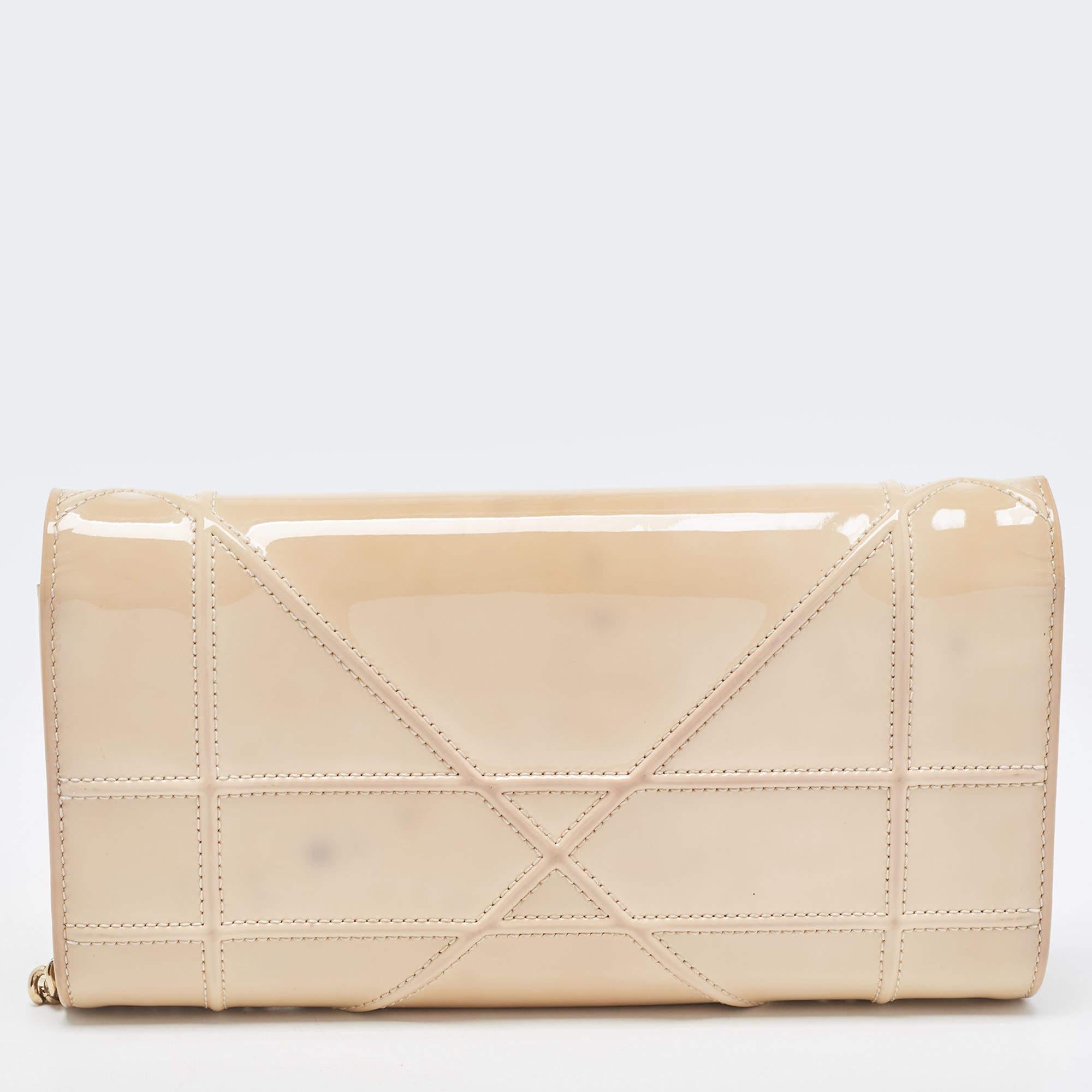 Dior s'assure que vous disposez d'un merveilleux accessoire pour vous accompagner au quotidien avec ce sac bien conçu. Il a un look caractéristique et une taille pratique.

Comprend : Sac à poussière original, boîte originale, étiquette de marque,