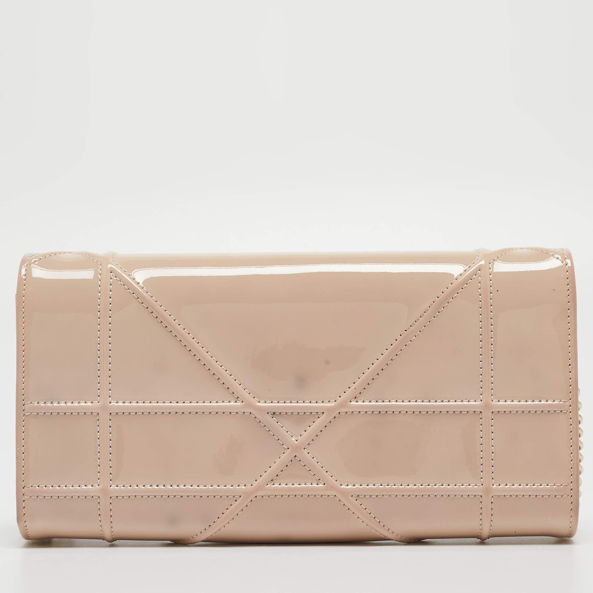 Le sac Dior Diorama WOC est léger, durable et confortable à porter. Il est magnifiquement fabriqué à l'aide des meilleurs matériaux pour être un allié de style durable.

Comprend : Sac à poussière d'origine, boîte d'origine


