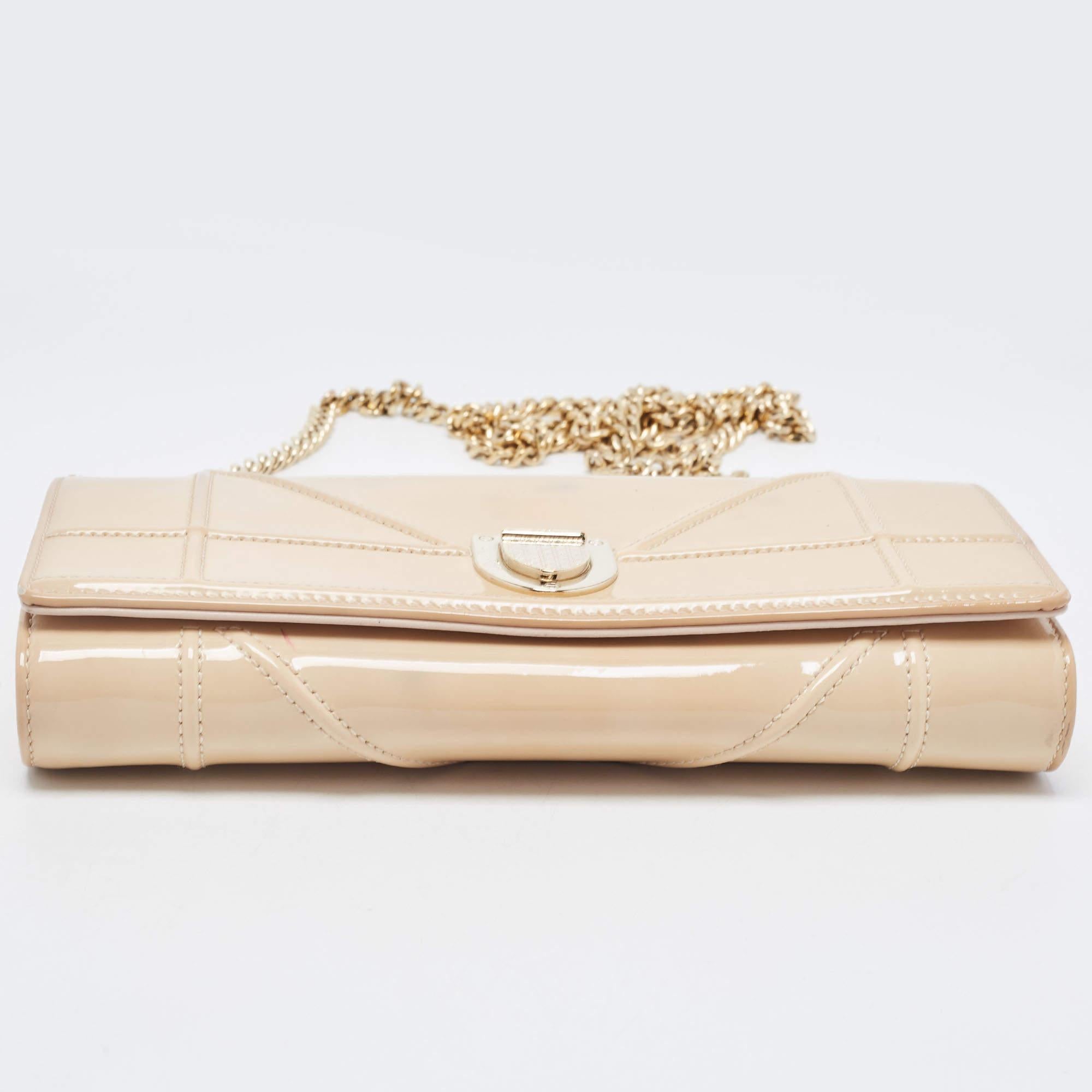 Dior Portefeuille Diorama en cuir verni beige sur chaîne Pour femmes en vente