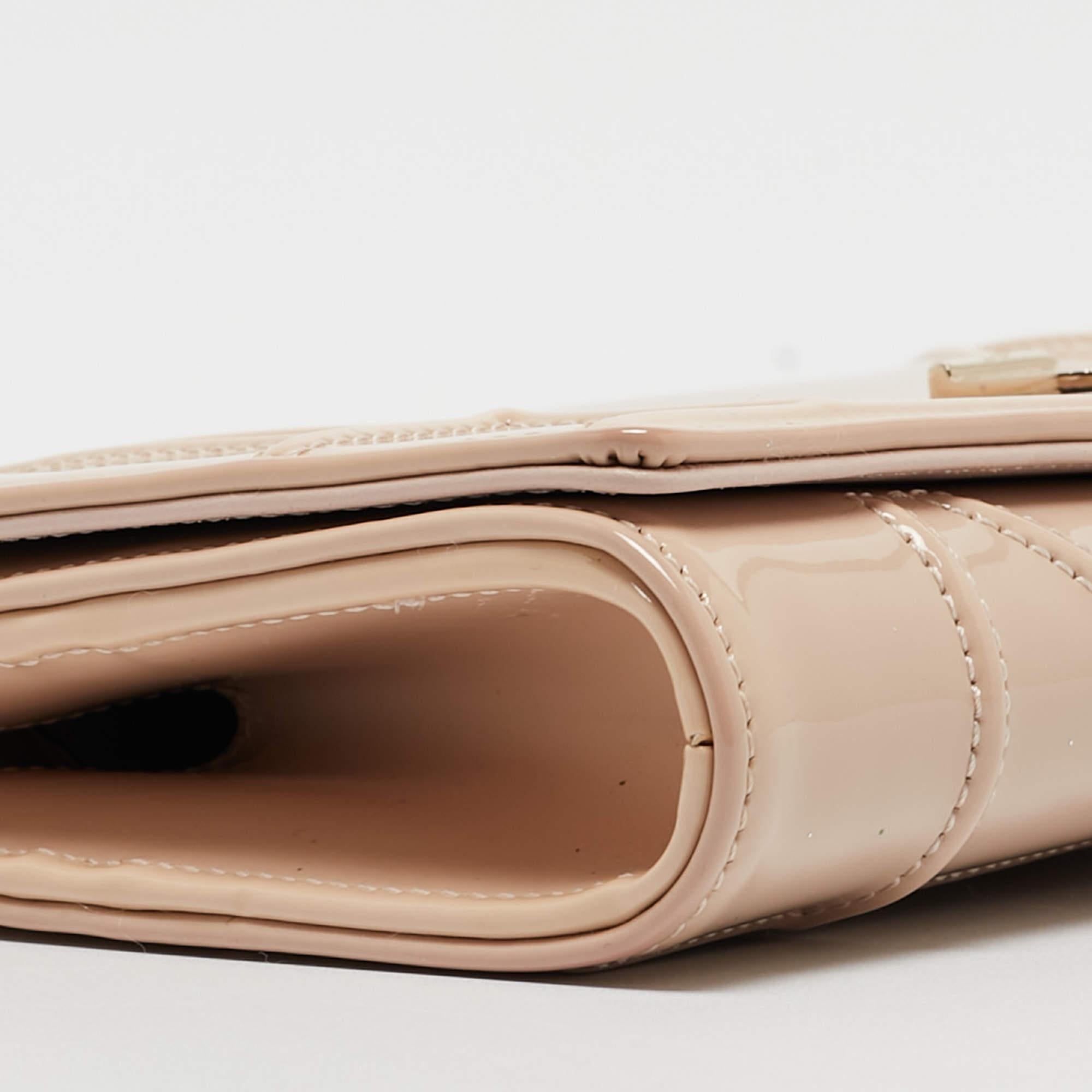 Diorama Brieftasche aus beigem Lackleder an Kette von Dior im Angebot 1