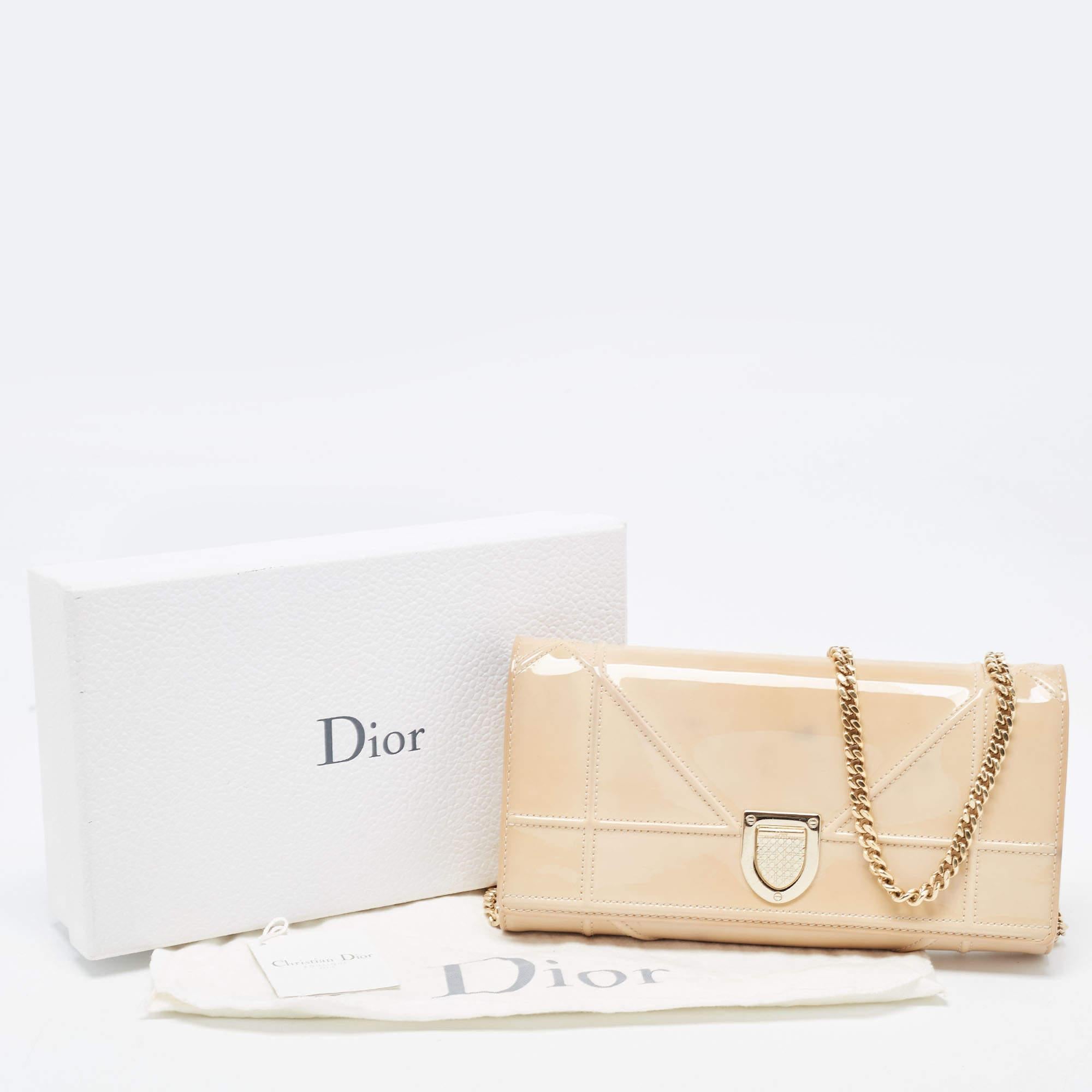 Dior Portefeuille Diorama en cuir verni beige sur chaîne en vente 1
