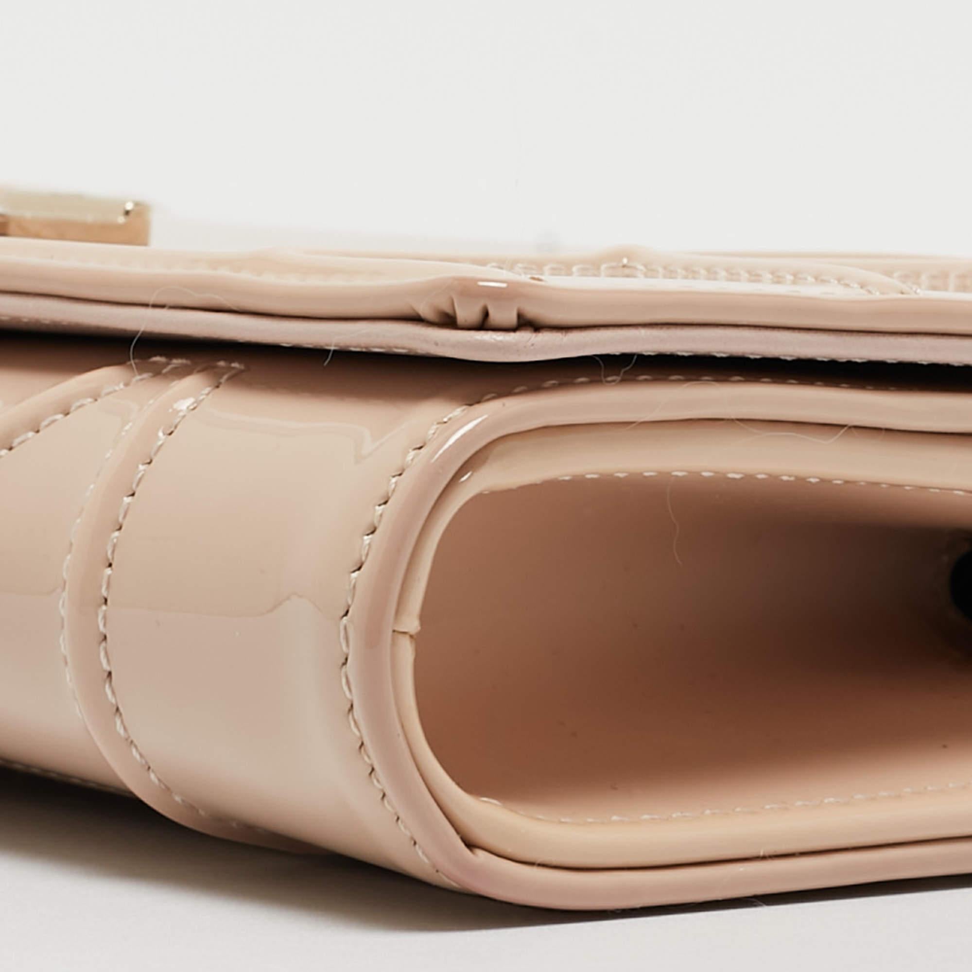 Diorama Brieftasche aus beigem Lackleder an Kette von Dior im Angebot 2