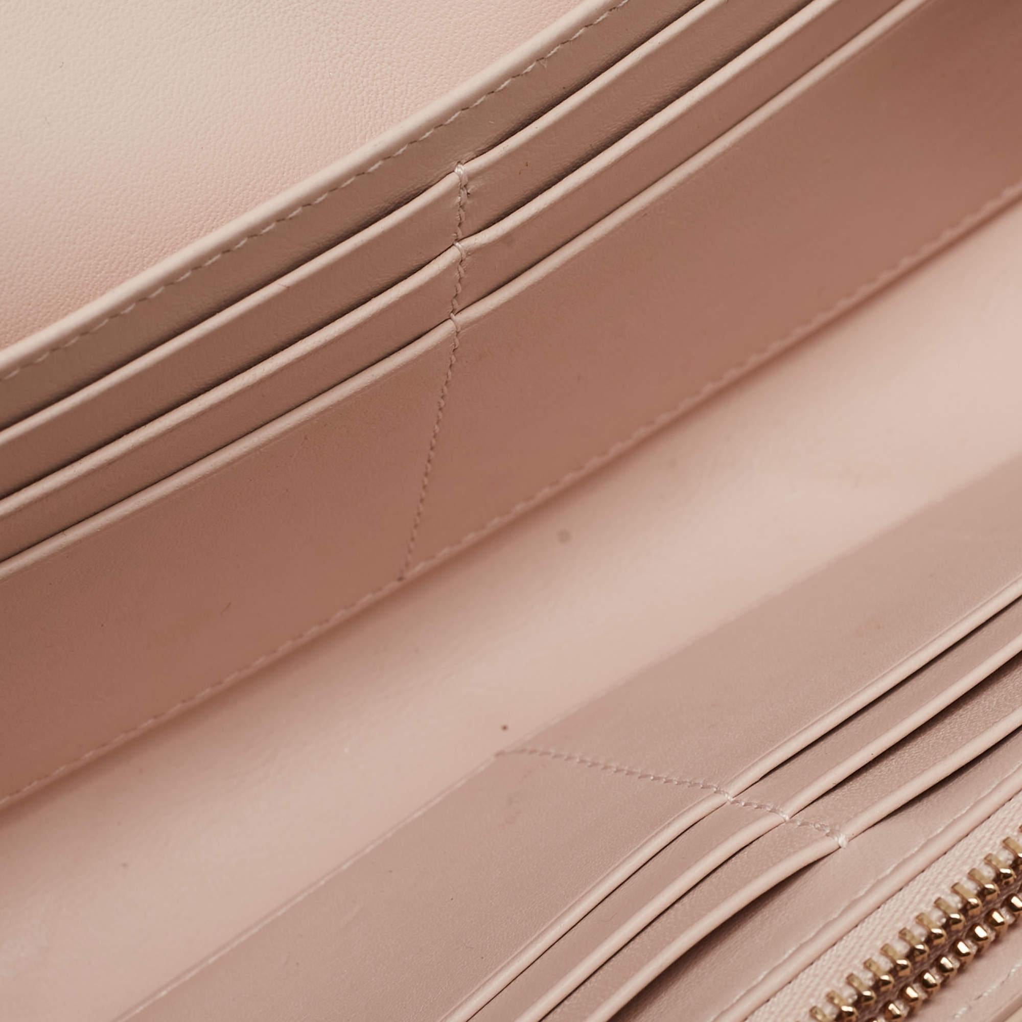 Diorama Brieftasche aus beigem Lackleder an Kette von Dior im Angebot 3