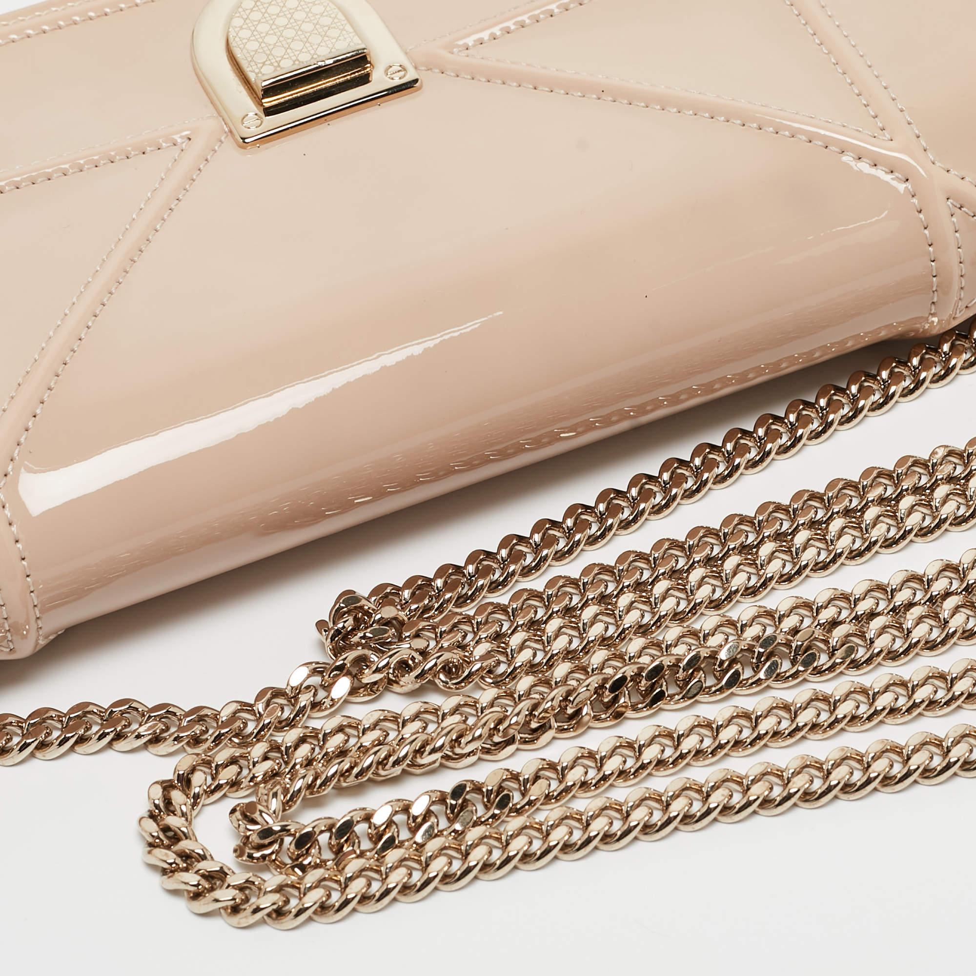 Diorama Brieftasche aus beigem Lackleder an Kette von Dior im Angebot 4