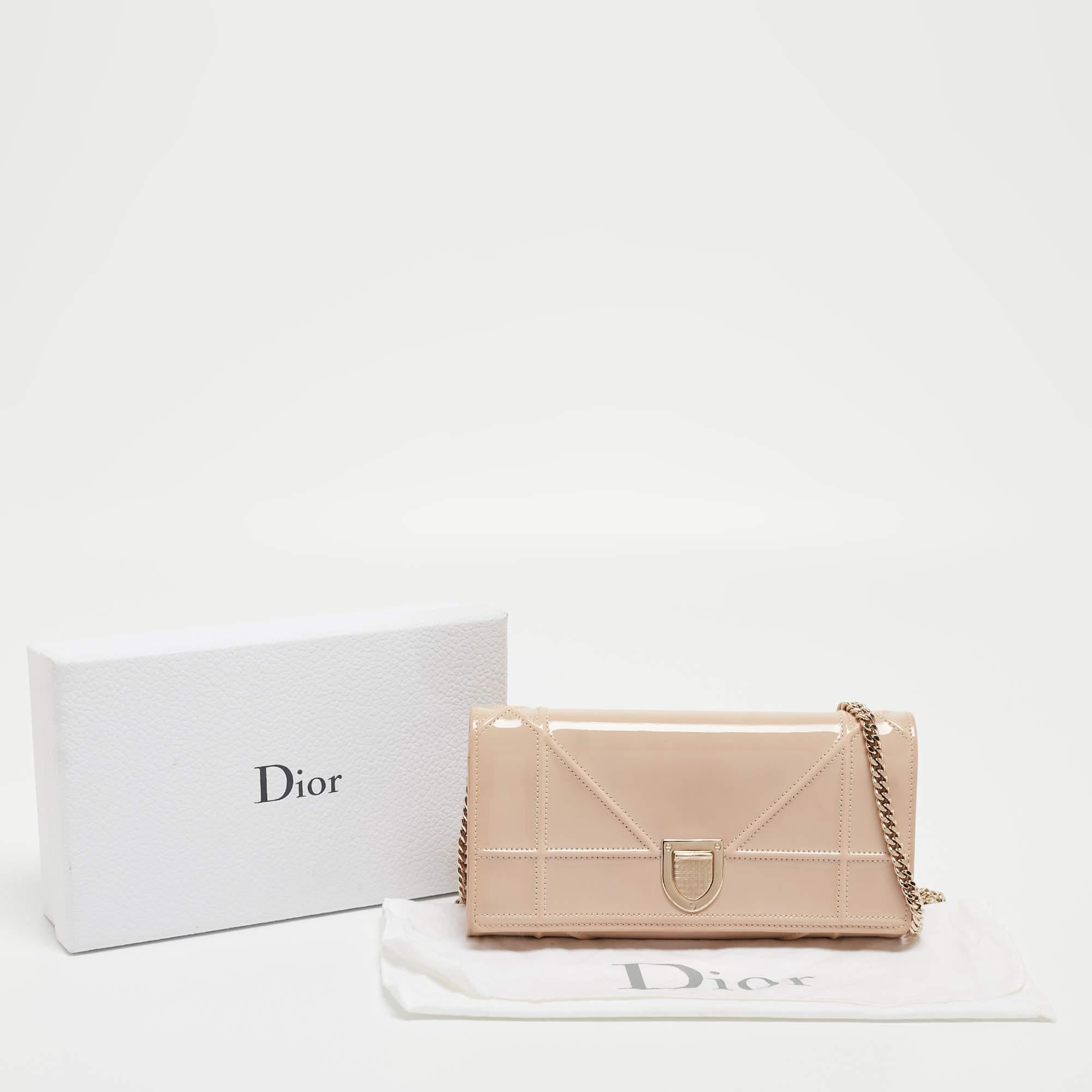 Dior - Portefeuille Diorama en cuir verni beige sur chaîne en vente 5
