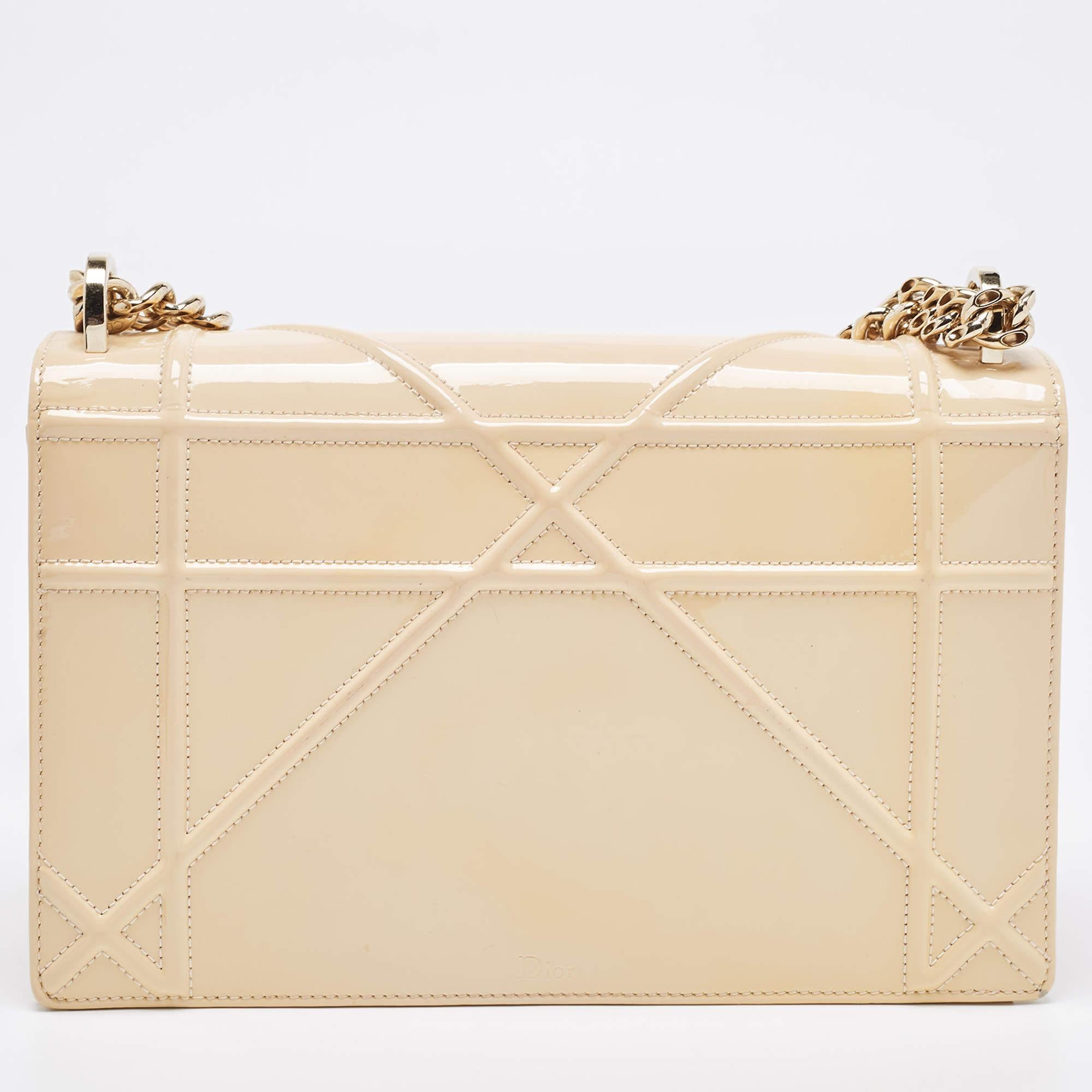 Introduced in Spring/Summer 2015 runaway, the Diorama embodies refined construction and celebrates femininity through its artistic design. The signature Cannage pattern brings out the appeal of this Dior bag. Made from patent leather, the