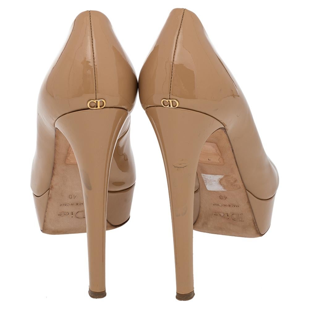 Dior - Escarpins à plateforme Miss Dior à bout ouvert en cuir verni beige, taille 40 en vente 1