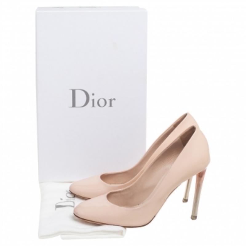 Ci sono scarpe che resistono alla prova del tempo e dei cicli della moda: queste intramontabili décolleté Dior sono quelle giuste. Realizzate in pelle verniciata in una tonalità beige, hanno un taglio elegante, punta tonda e tacco alto.