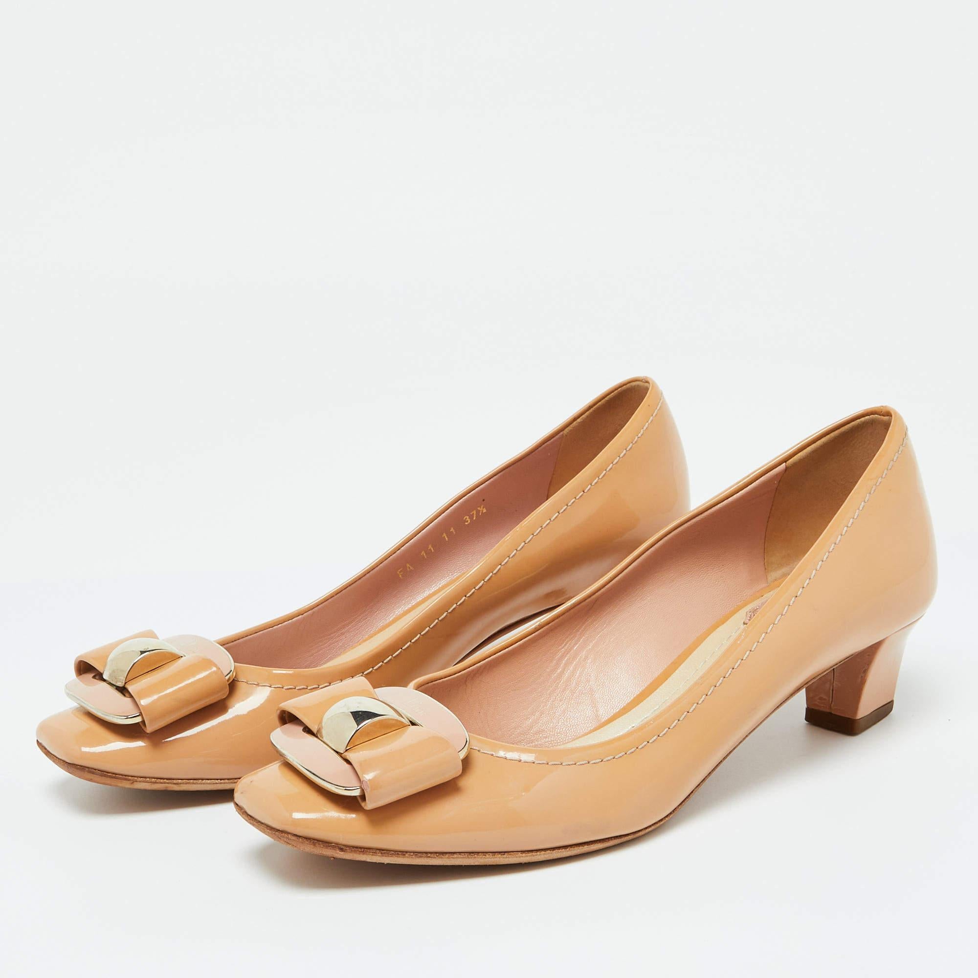 Haz una declaración de estilo chic con estos zapatos de salón de diseño. Presentan tacones resistentes y suelas duraderas perfectas para tus salidas a la moda