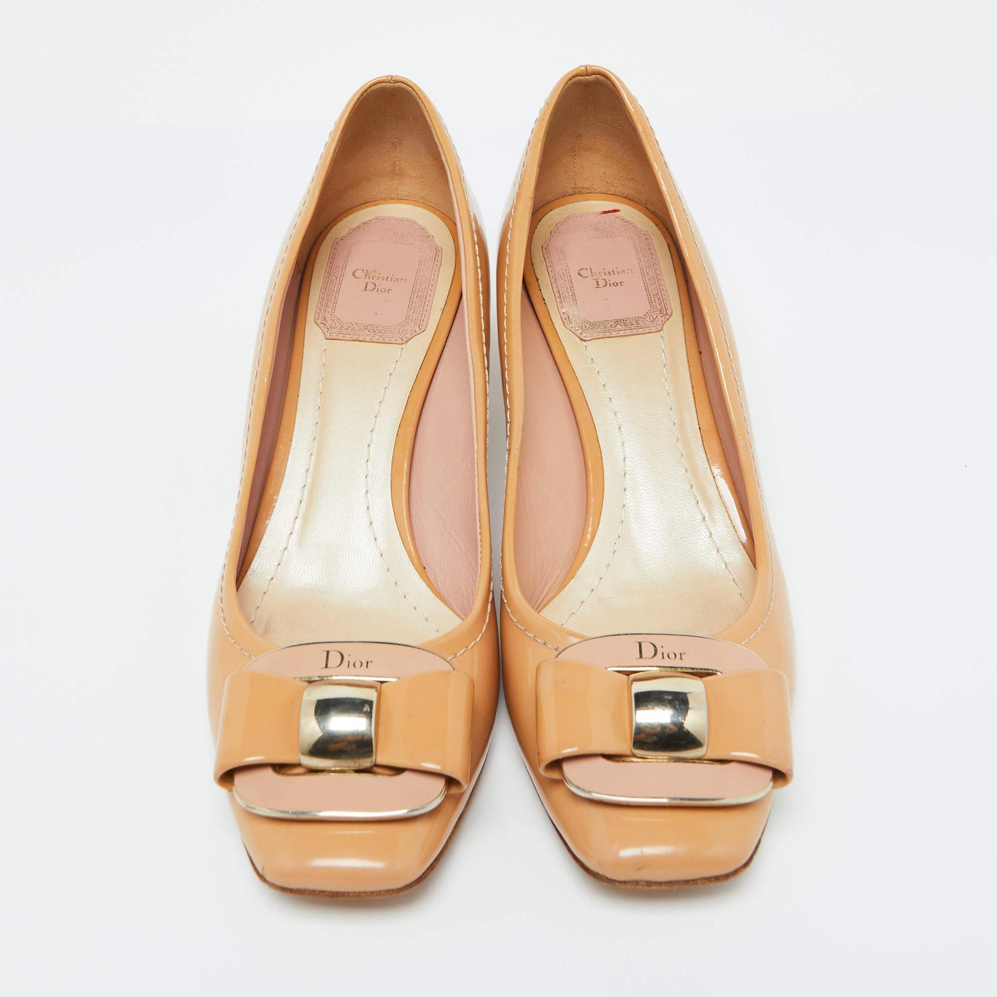 Bombas de charol beige Dior talla 37.5 Beige en venta