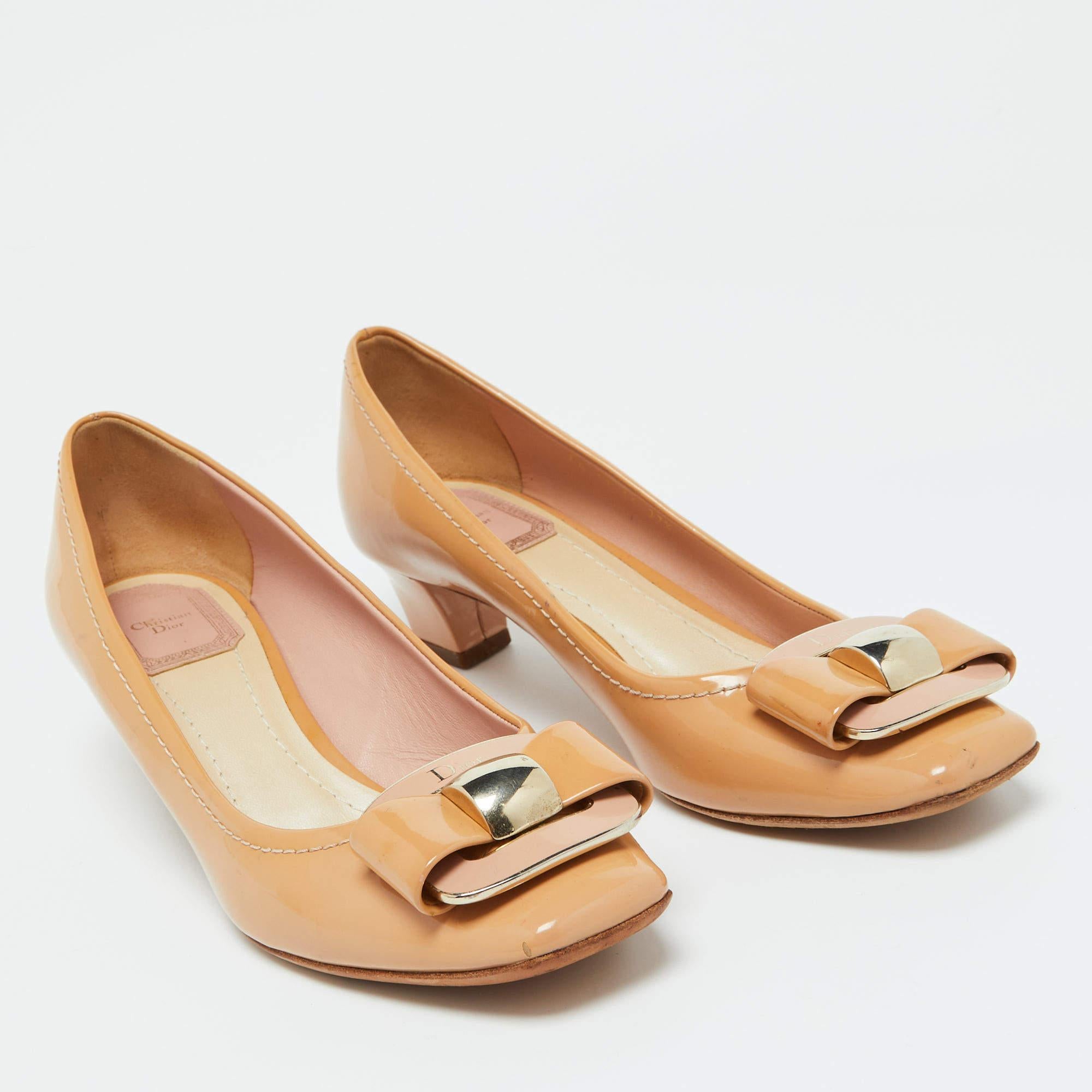 Bombas de charol beige Dior talla 37.5 en Bastante bueno estado para la venta en Dubai, Al Qouz 2