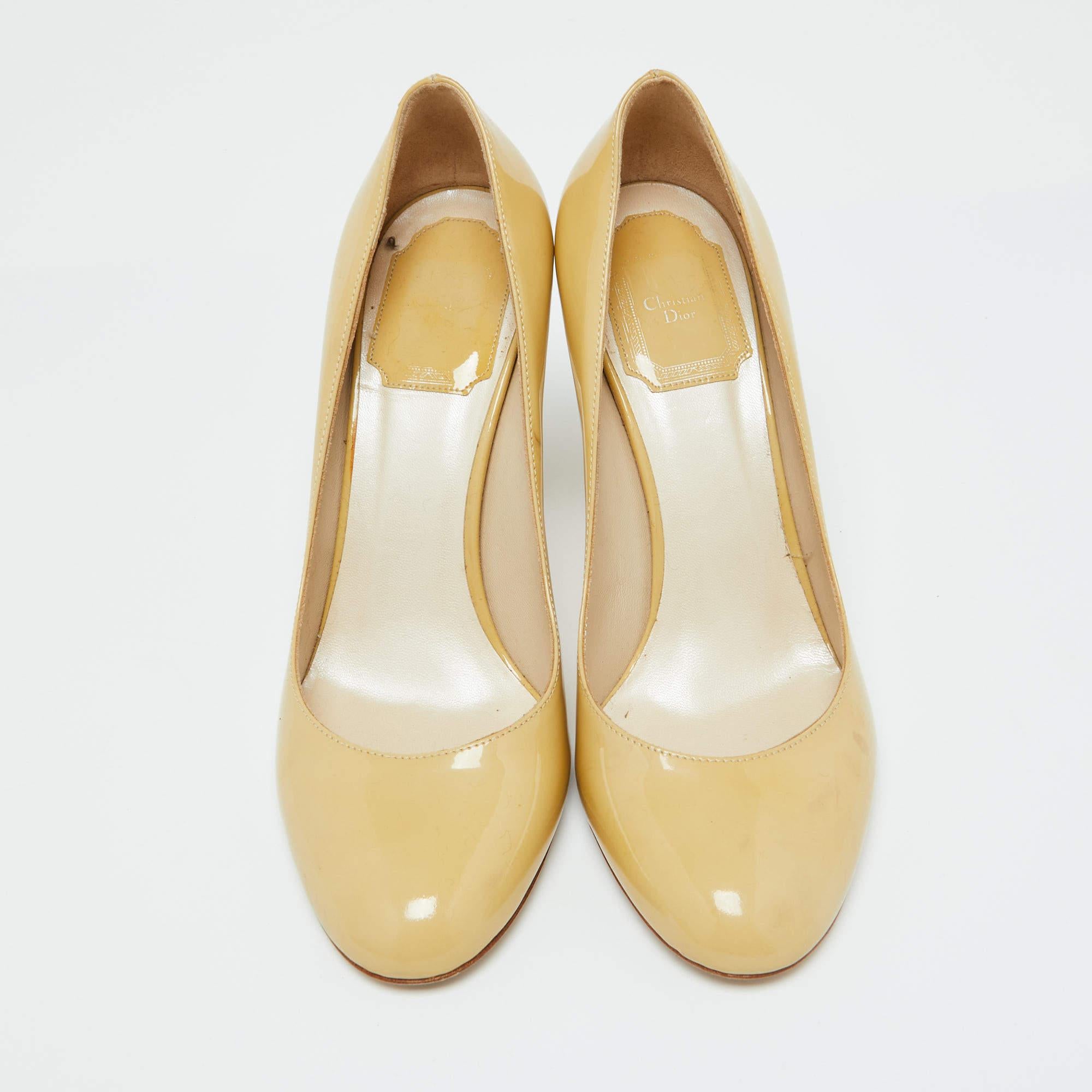 Bombas de punta redonda de charol beige Dior talla 38 Beige en venta