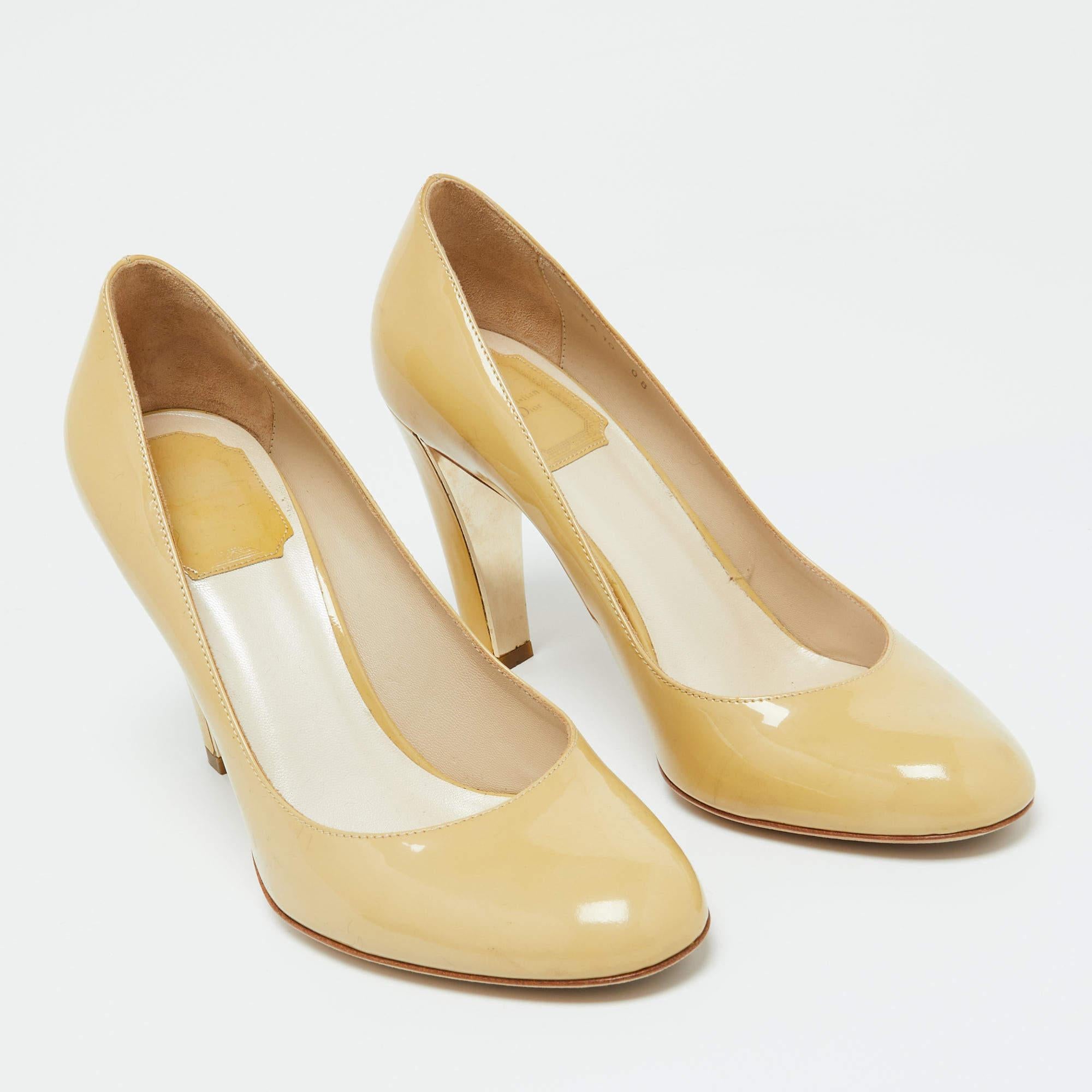 Bombas de punta redonda de charol beige Dior talla 38 en Bueno estado para la venta en Dubai, Al Qouz 2