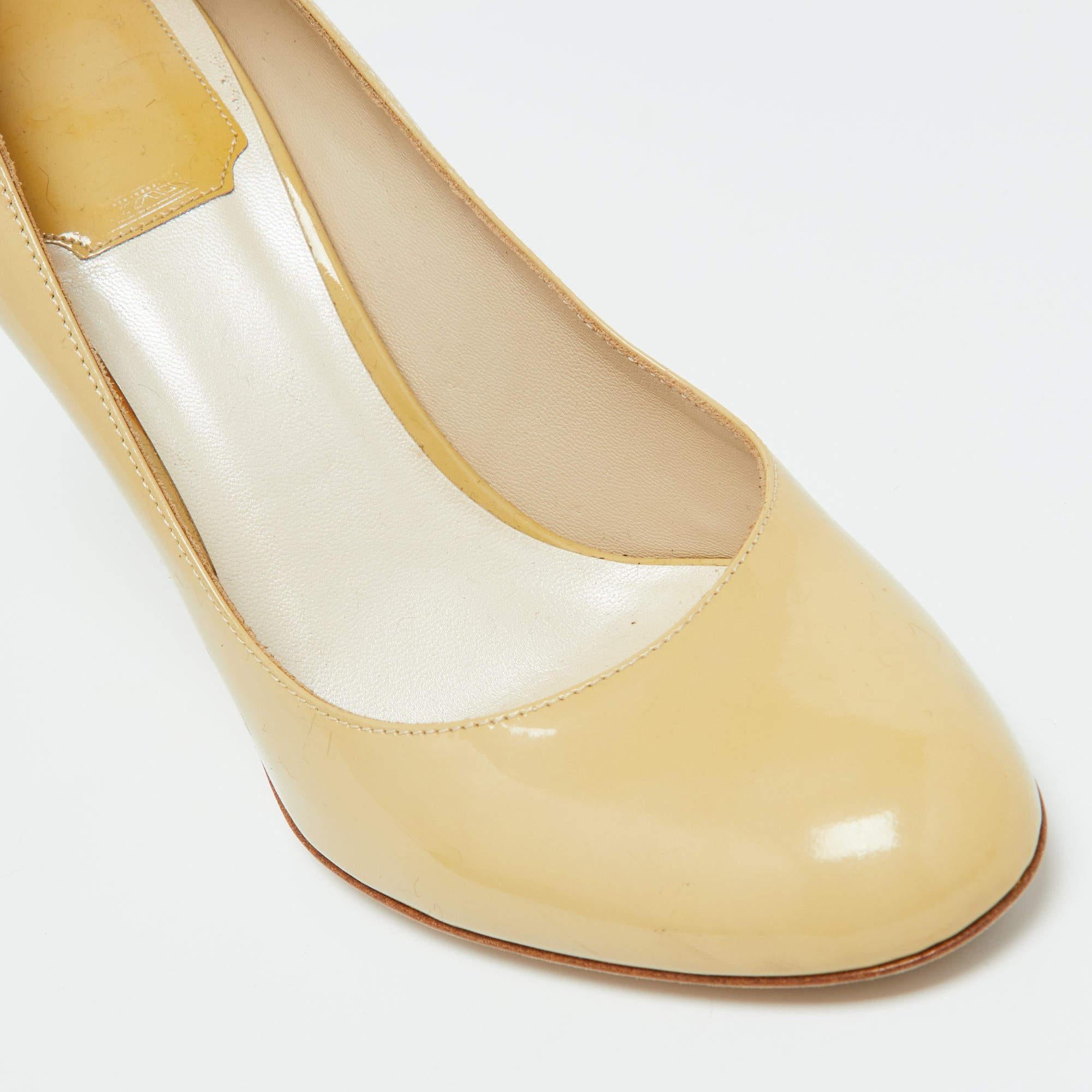 Bombas de punta redonda de charol beige Dior talla 38 en venta 2