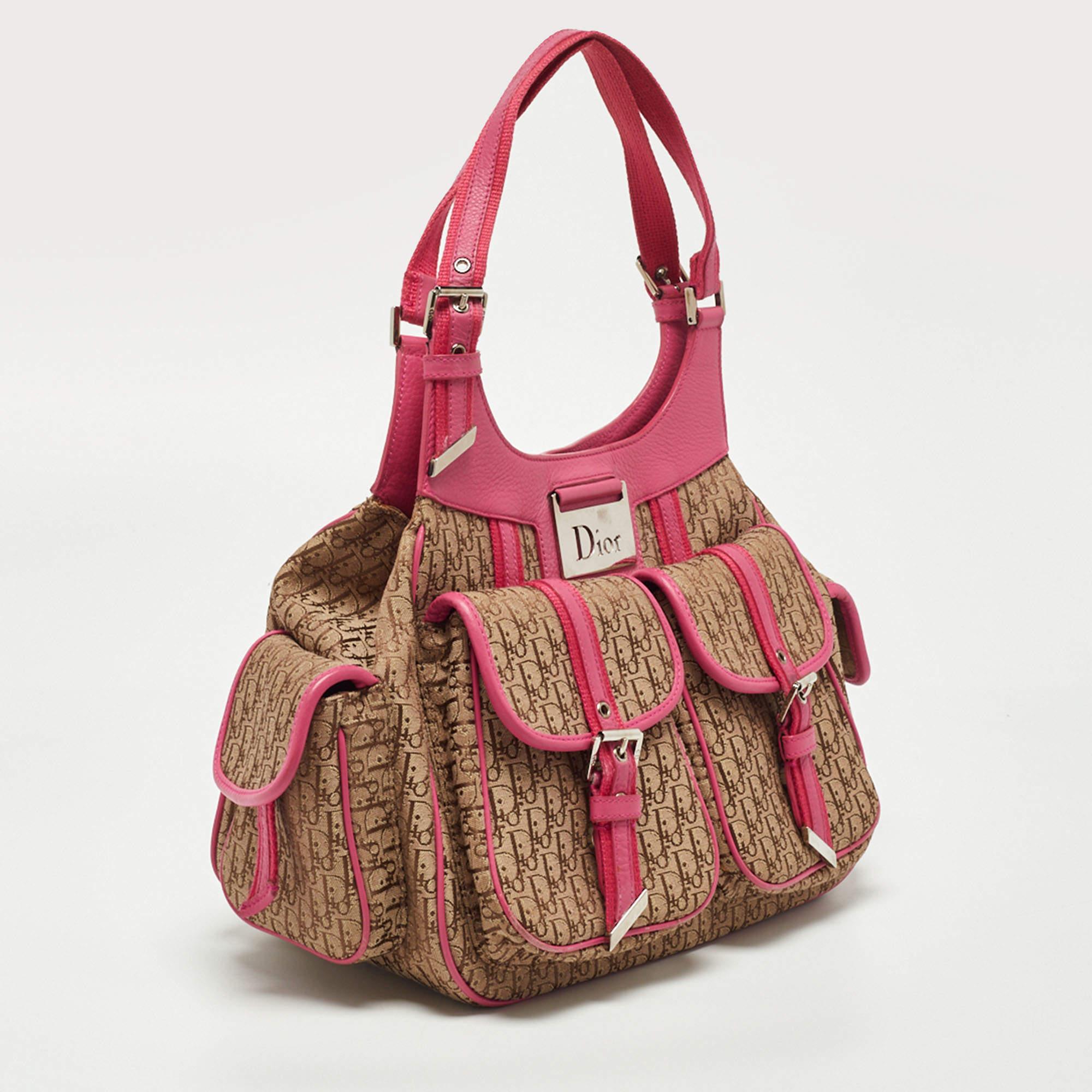 This alluring tote bag for women has been designed to assist you on any day. Convenient to carry and fashionably designed, the tote is cut with skill and sewn into a great shape. It is well-equipped to be a reliable accessory.

