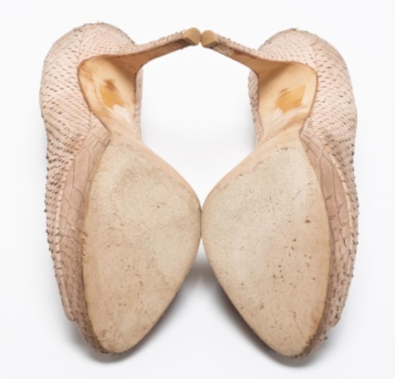 Die Miss Dior-Kollektion von Dior ist eine bedeutende Kreation, die mit ihrem tadellosen Stil immer wieder alle Blicke auf sich zieht. Diese Miss Dior Pumps sind aus pythongeprägtem Leder gefertigt und verfügen über Peep-Toes, Plateaus und hohe
