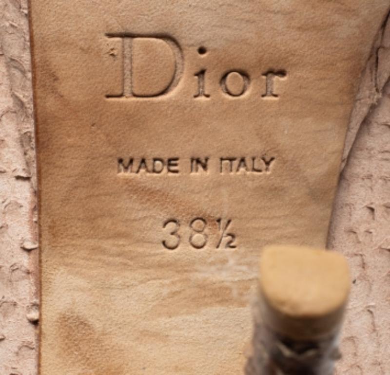 Dior Beige Python Geprägtes Leder Miss Dior Peep Toe Pumps Größe 38.5 im Zustand „Relativ gut“ im Angebot in Dubai, Al Qouz 2