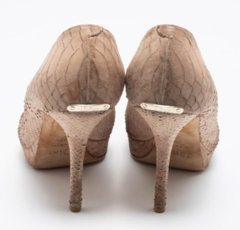 Dior Beige Python Geprägtes Leder Miss Dior Peep Toe Pumps Größe 38.5 Damen im Angebot
