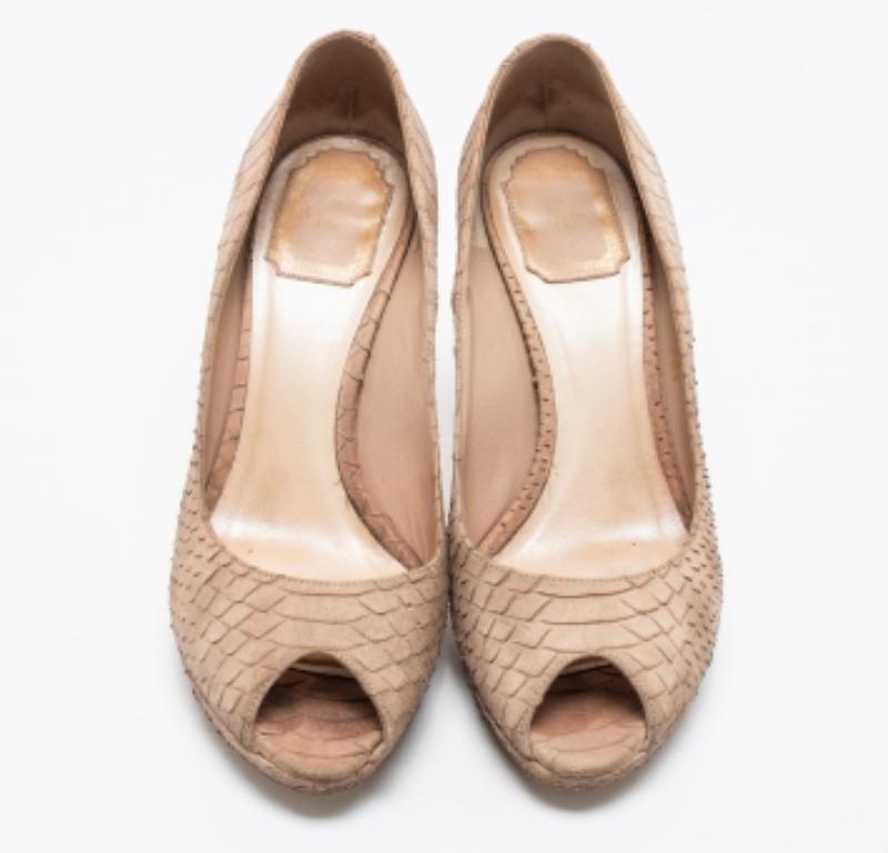 Dior Beige Python Geprägtes Leder Miss Dior Peep Toe Pumps Größe 38.5 im Angebot 3