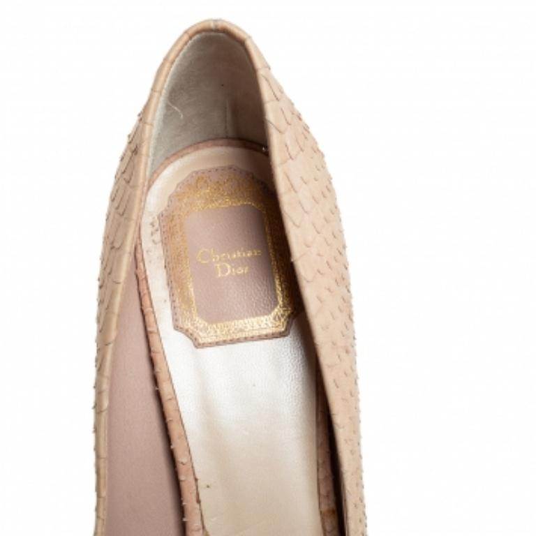 Dior Beige Python geprägte Leder-Pumps mit runder Zehe Größe 38 im Zustand „Gut“ im Angebot in Dubai, Al Qouz 2