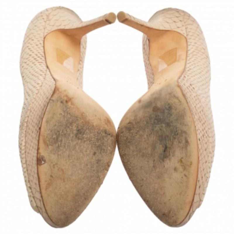 Die Miss Dior-Kollektion von Dior ist eine bedeutende Kreation, die mit ihrem tadellosen Stil immer wieder alle Blicke auf sich zieht. Diese Miss Dior Pumps sind aus pythongeprägtem Wildleder gefertigt und verfügen über eine Peep-Toe-Spitze, ein