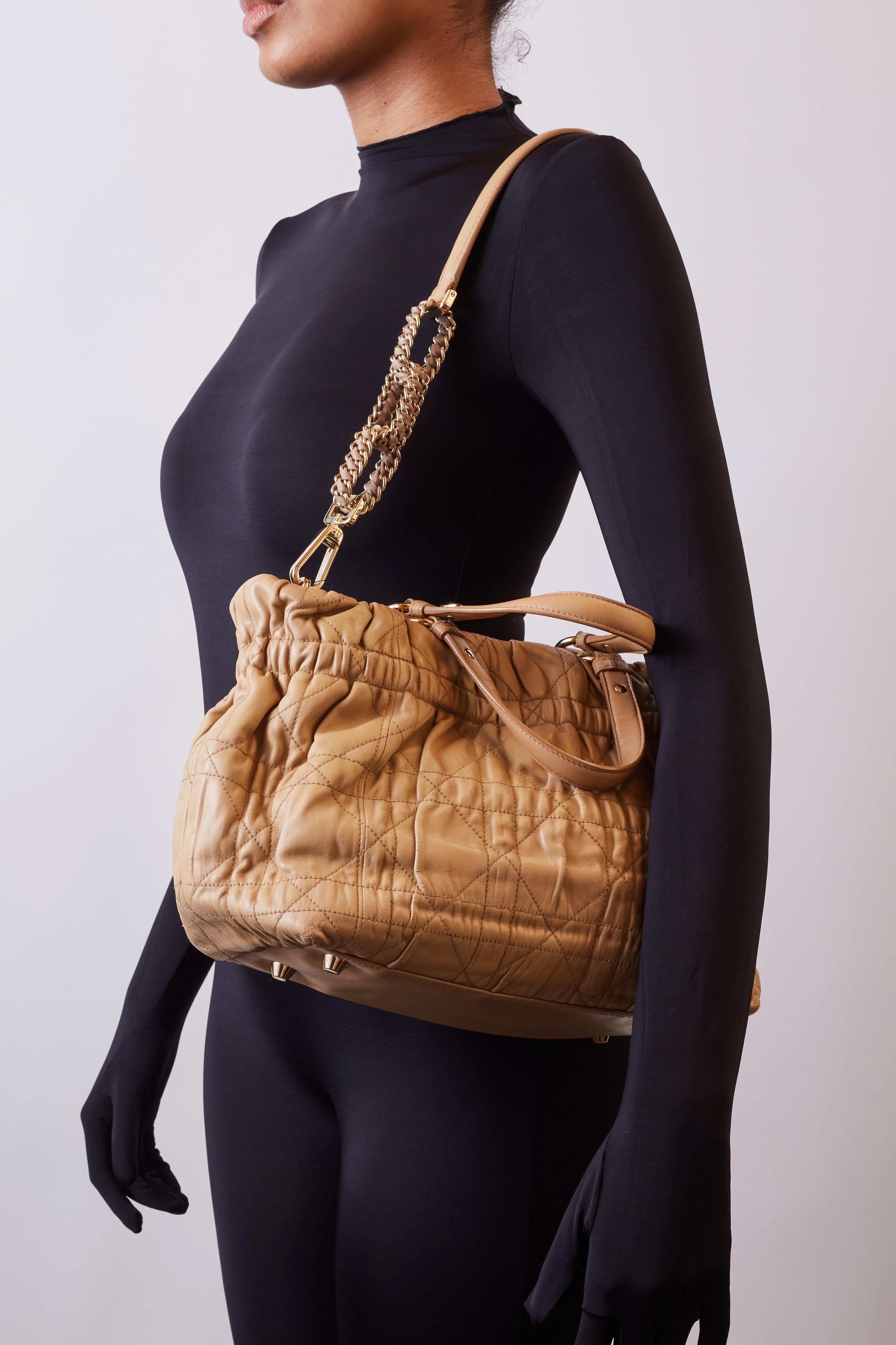 Beige gesteppte Cannage Gaufre Tote Bag aus Leder Delices von Dior im Zustand „Gut“ im Angebot in Montreal, Quebec