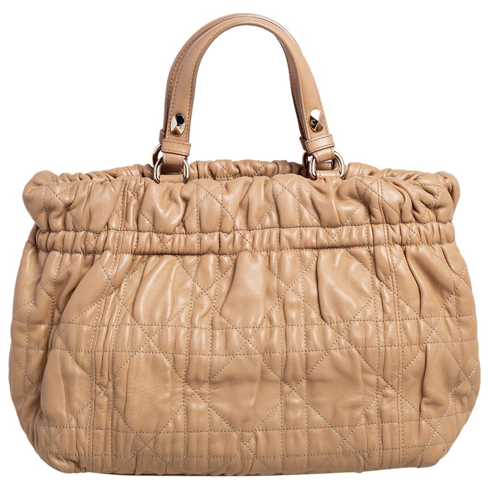 Diese wunderschön genähte Ledertasche ist von Dior. Mit ihrem geräumigen, ledergefütterten Innenraum bietet sie Platz für mehr als nur das Nötigste. Mit zwei Henkeln, einem Schulterriemen und einer edlen Verarbeitung bietet diese Tasche Stil und