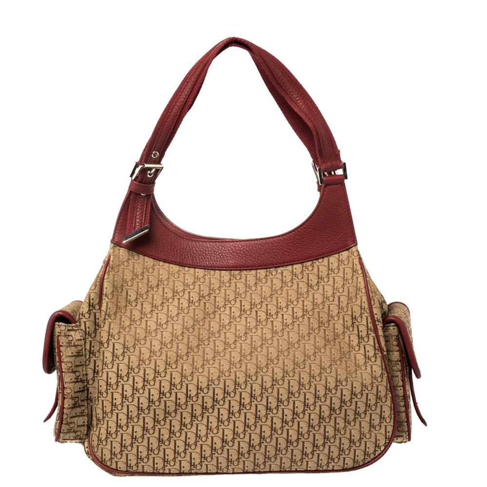 Made from Diorissimo canvas, carry all your essentials in this fashionable yet comfortable bag. Undisputedly stylish and brilliantly designed, you cannot go wrong with this bag featuring multiple pockets on the exterior. Get yourself this Dior