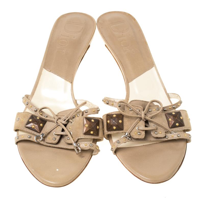 Dior Beige Studded Suede Bow Detail Open Toe Slides Taglia 40 In condizioni buone a Dubai, Al Qouz 2