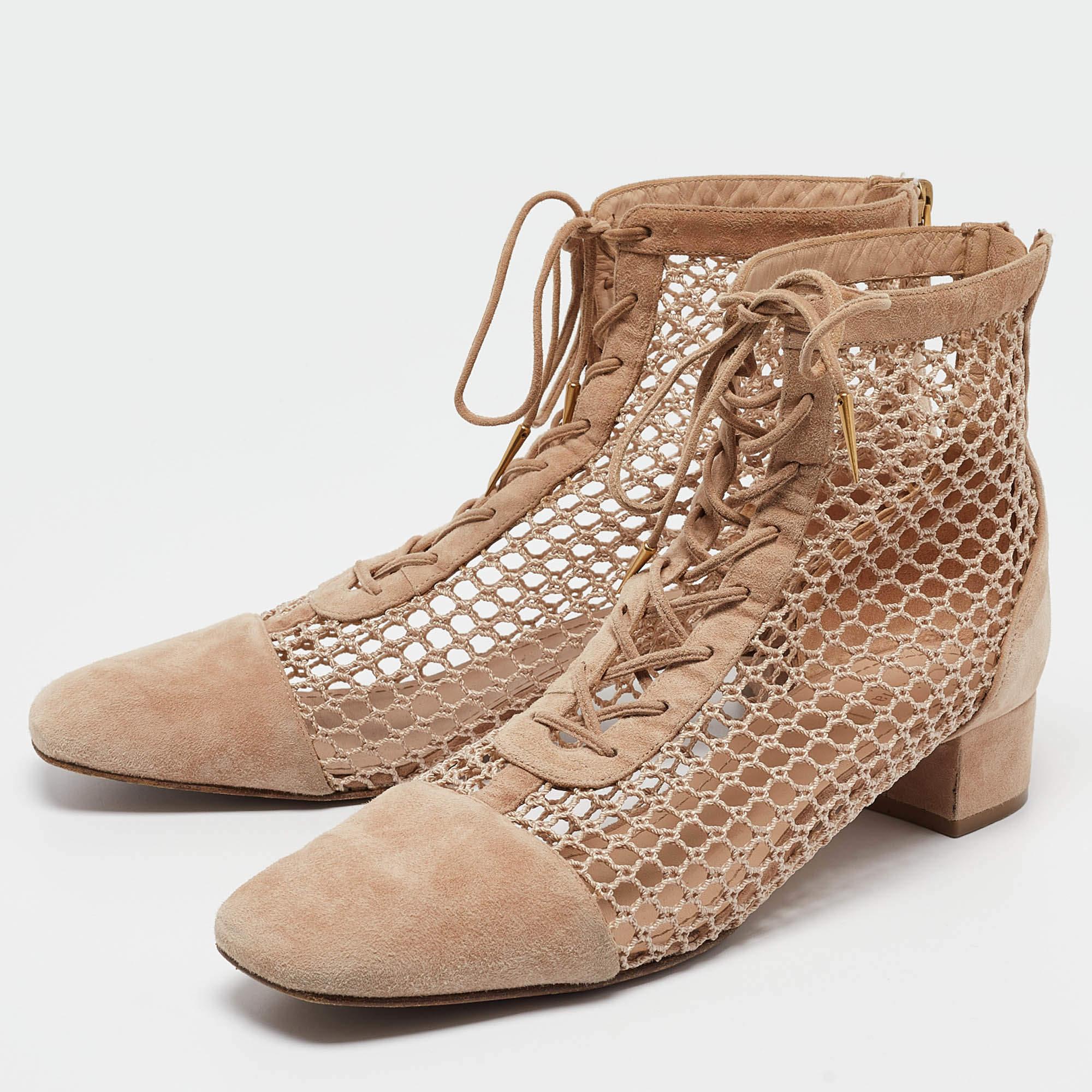 Enjoy the most fashionable days with these stylish boots. Modern in design and craftsmanship they are fashioned to keep you comfortable and chic

