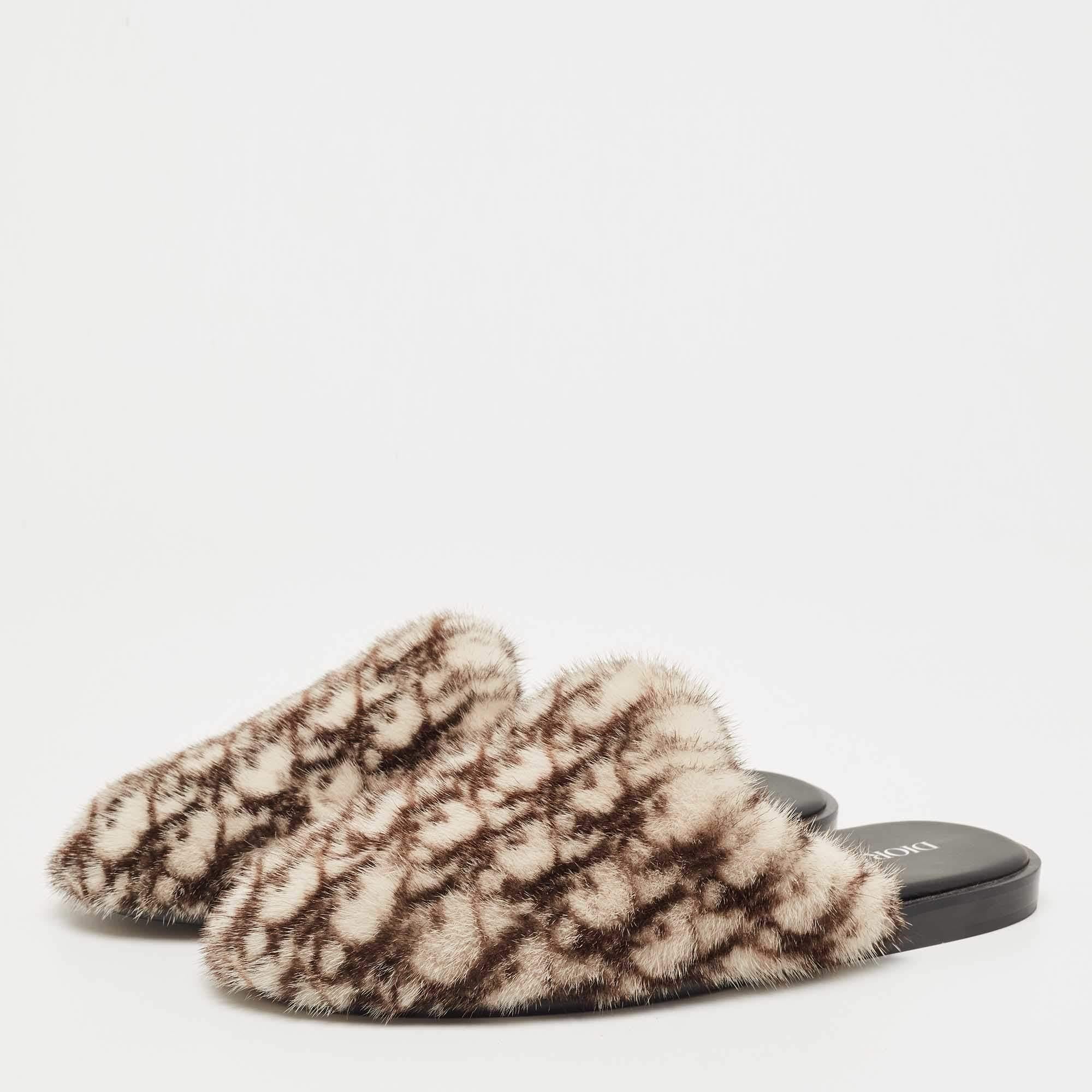 A perfect blend of luxury, style, and comfort, these designer mules are made using quality materials and frame your feet in the most elegant way. They can be paired with a host of outfits from your wardrobe.

