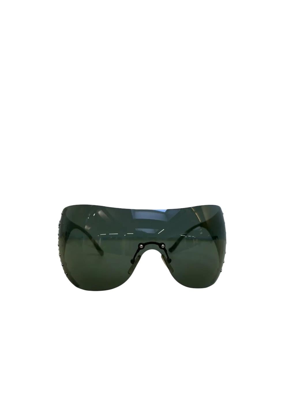 Dior
Bike 1 Green Oversized Mask Sunglasses

Beautiful Dior Bike 1 oversized mask sunglasses. In great condition without flaws, features the original case and band to hang around your neck.