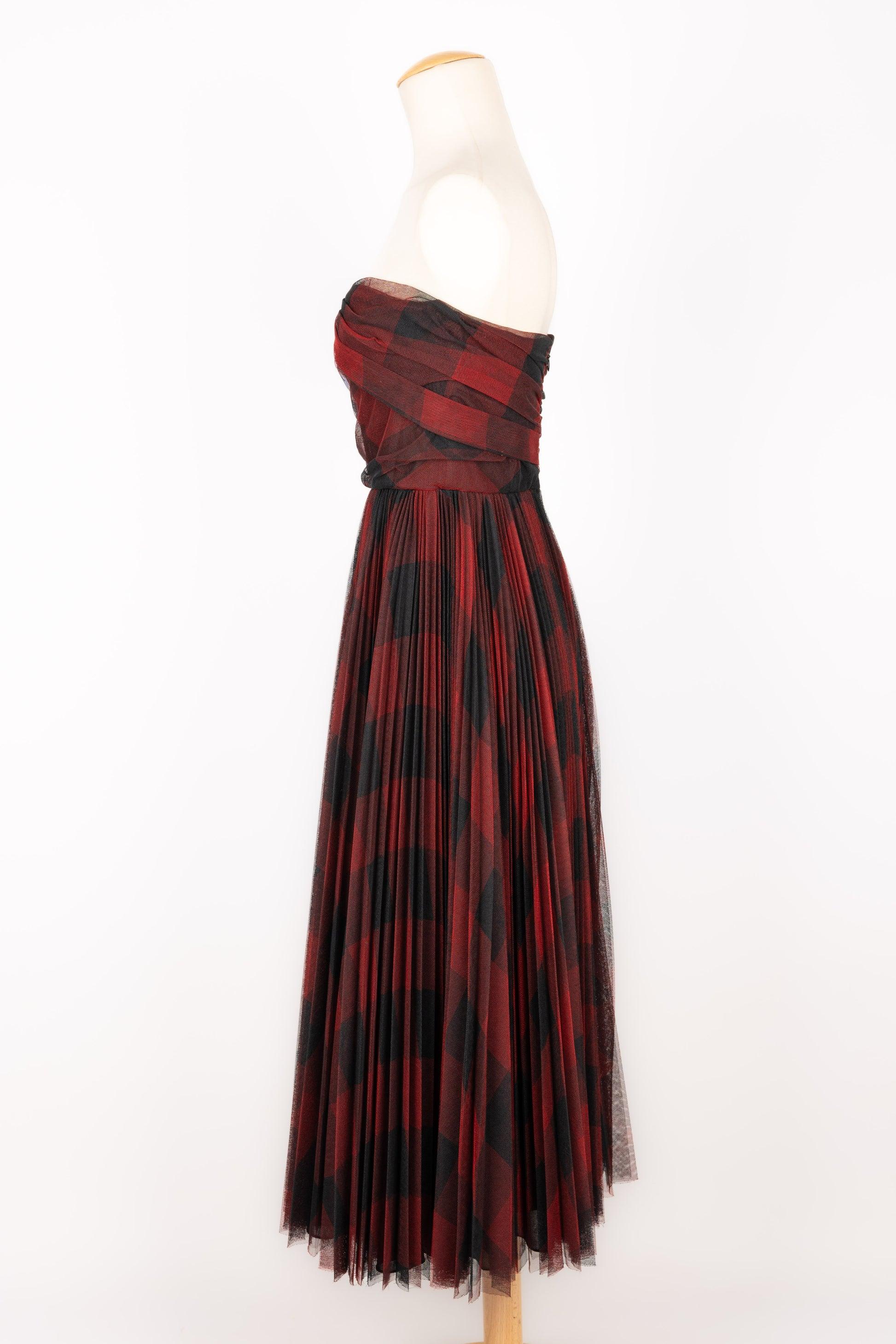 Dior - (Made in France) Black and red tulle bustier dress. Composition and size labels missing, it fits a 36FR. Collection 2019.

Additional information:
Condition: Very good condition
Dimensions: Chest: 35 cm - Waist: 32 cm - Length: 106 cm

Seller